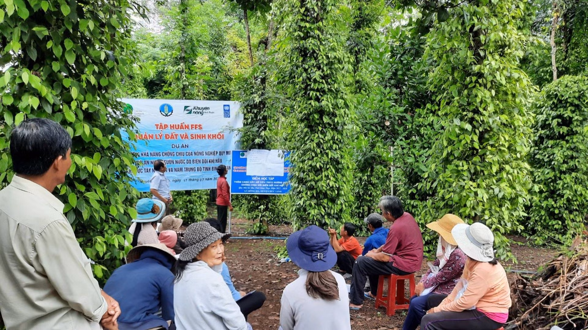 Trung tâm Khuyến nông mở các lớp tập huấn cho nông dân. Trung tâm Khuyến nông mở các lớp tập huấn cho nông dân.