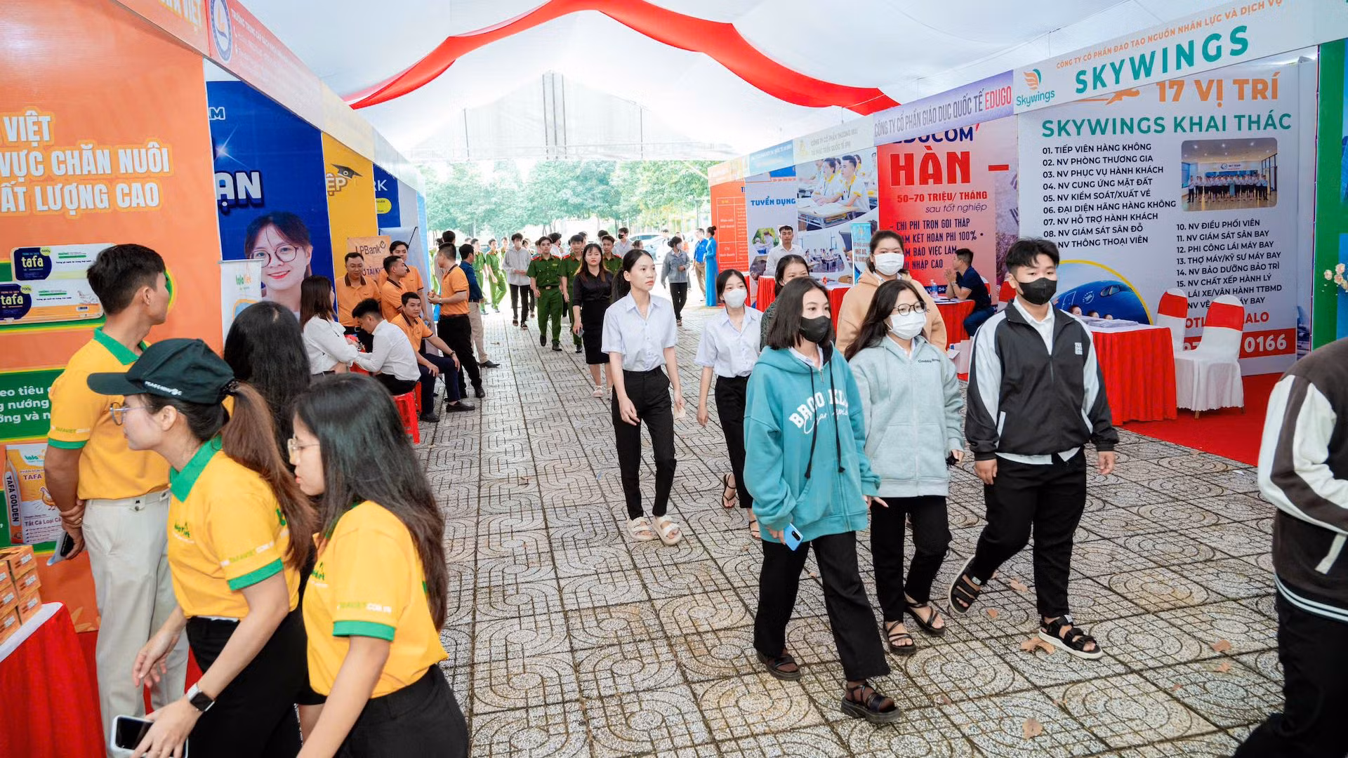 Nhiều người tìm hiểu thị trường việc làm trong và ngoài nước.