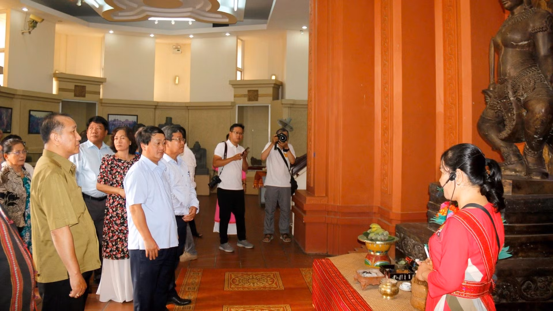 Đoàn công tác tham quan Trung tâm Trưng bày Văn hóa Chăm Bình Thuận.