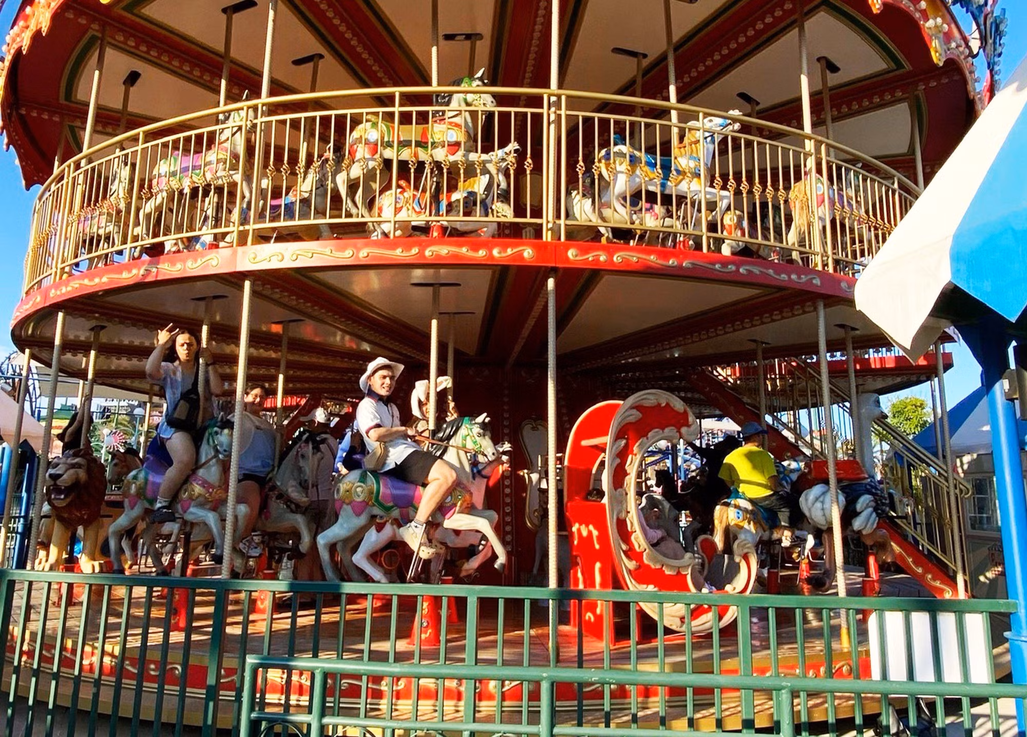 Du khách chơi trò tại khu vui chơi NovaWorld Phan Thiết (xã Tiến Thành). Du khách chơi trò tại khu vui chơi NovaWorld Phan Thiết (xã Tiến Thành).