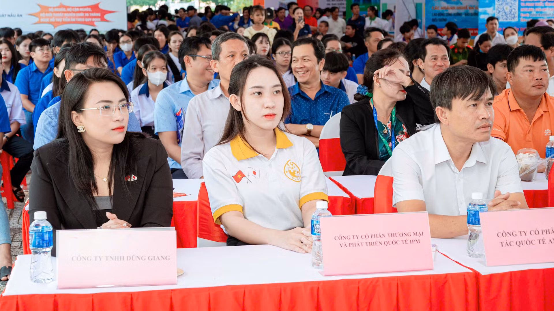 Các doanh nghiệp tham dự Phiên giao dịch việc làm.