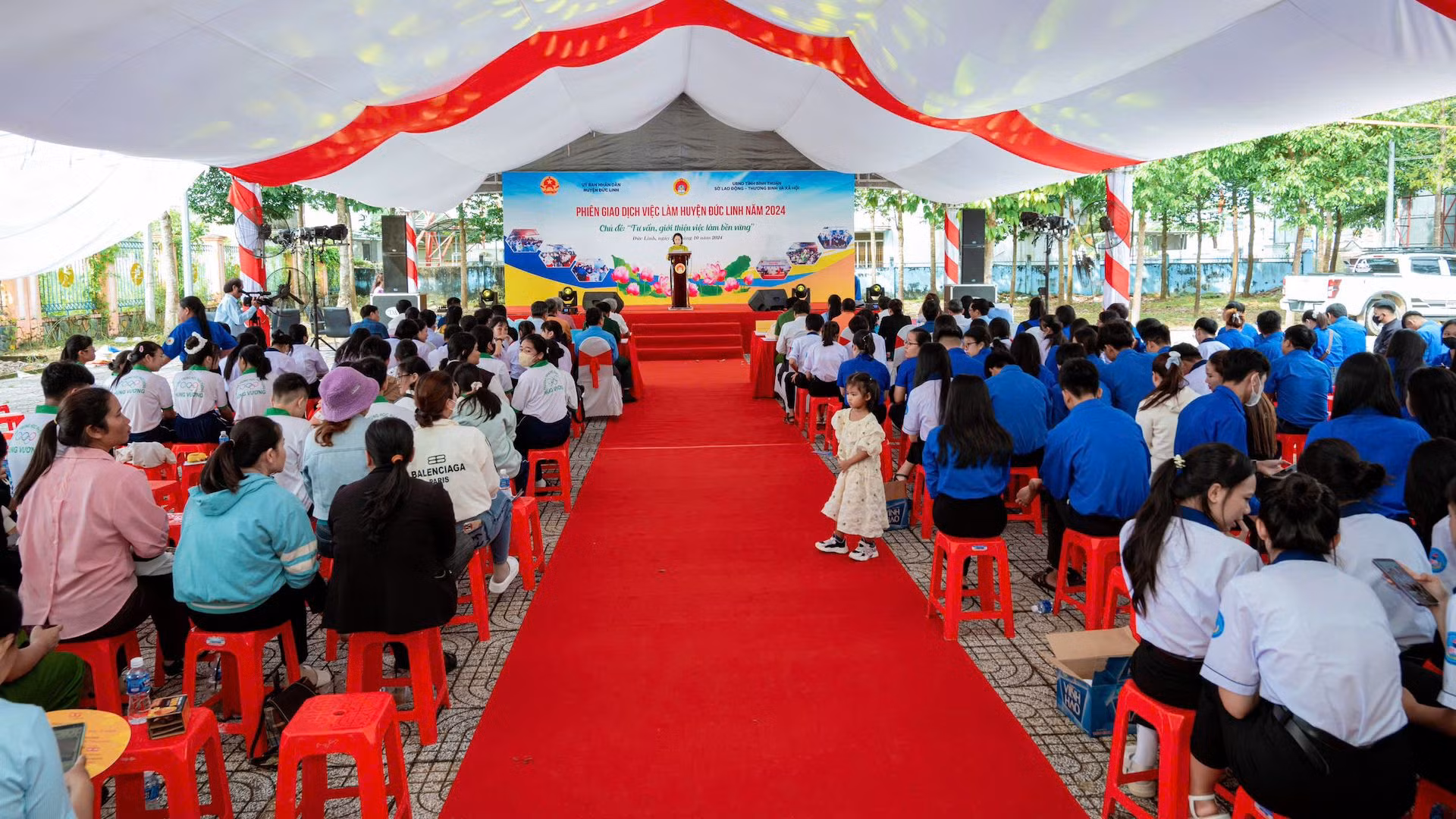Nhiều người lắng nghe thông tin việc làm.