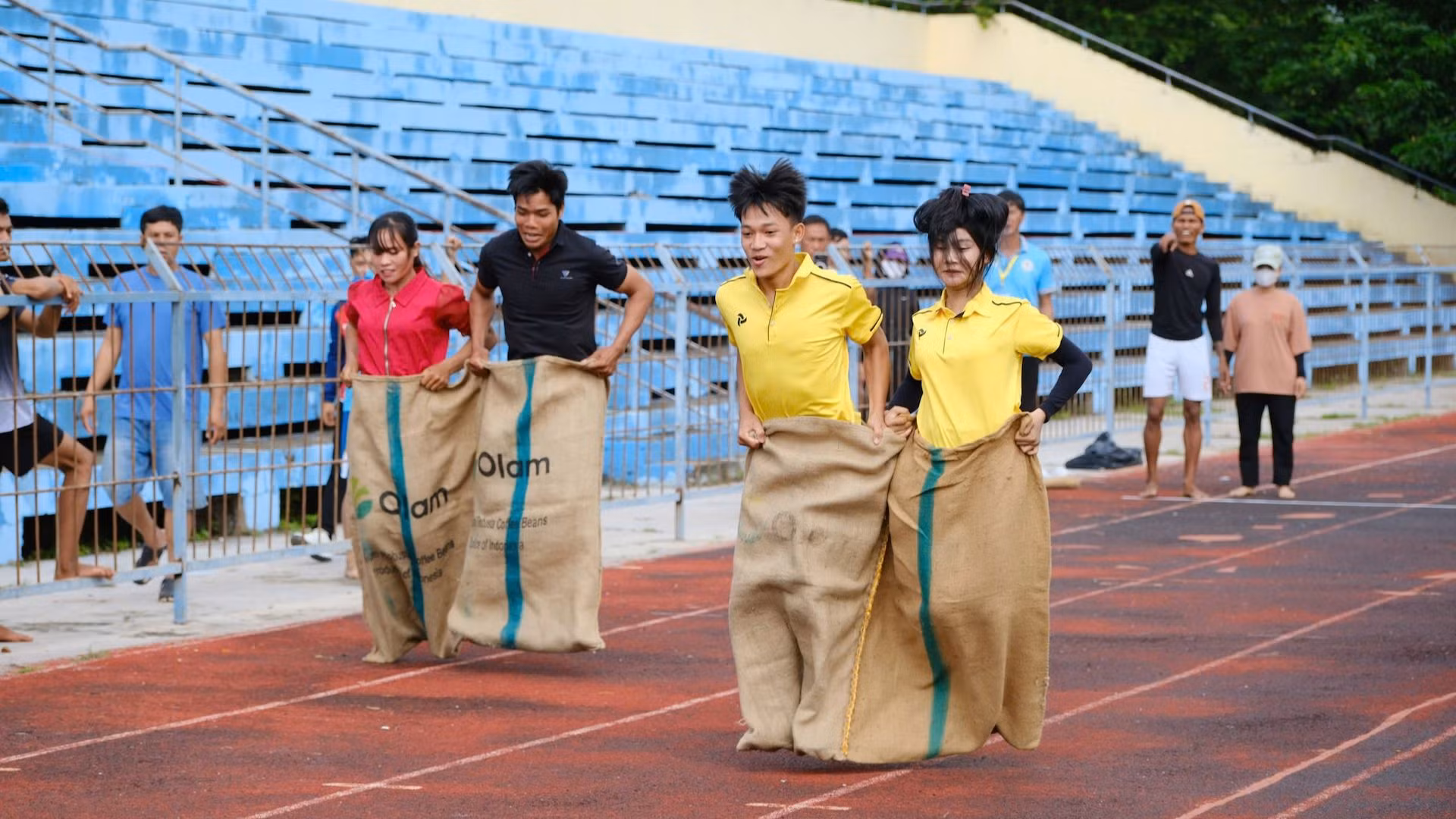 Người dân tộc tham gia hội thao. Người dân tộc tham gia hội thao.