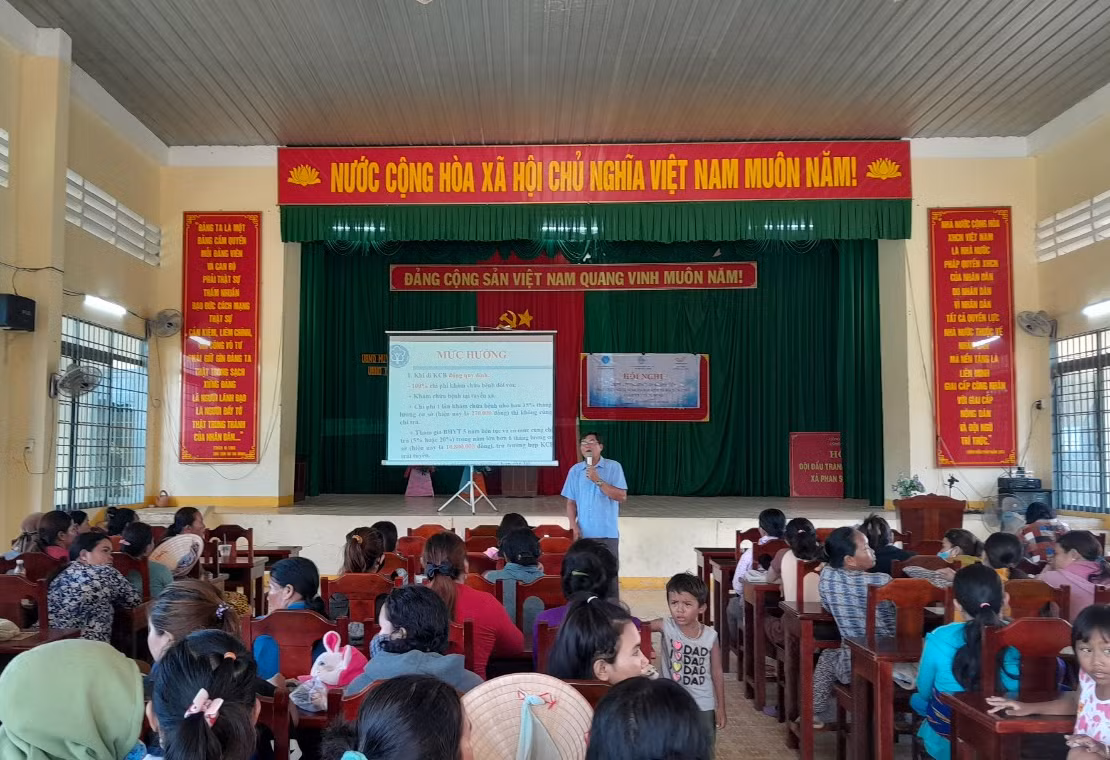 Bảo hiểm xã hội huyện Bắc Bình phối hợp Ủy ban nhân dân xã Phan Lâm, Phan Sơn tổ chức tuyên truyền cho người dân tộc thiểu số sau khi có quy định giảm giá. Bảo hiểm xã hội huyện Bắc Bình phối hợp Ủy ban nhân dân xã Phan Lâm, Phan Sơn tổ chức tuyên truyền cho người dân tộc thiểu số sau khi có quy định giảm giá.