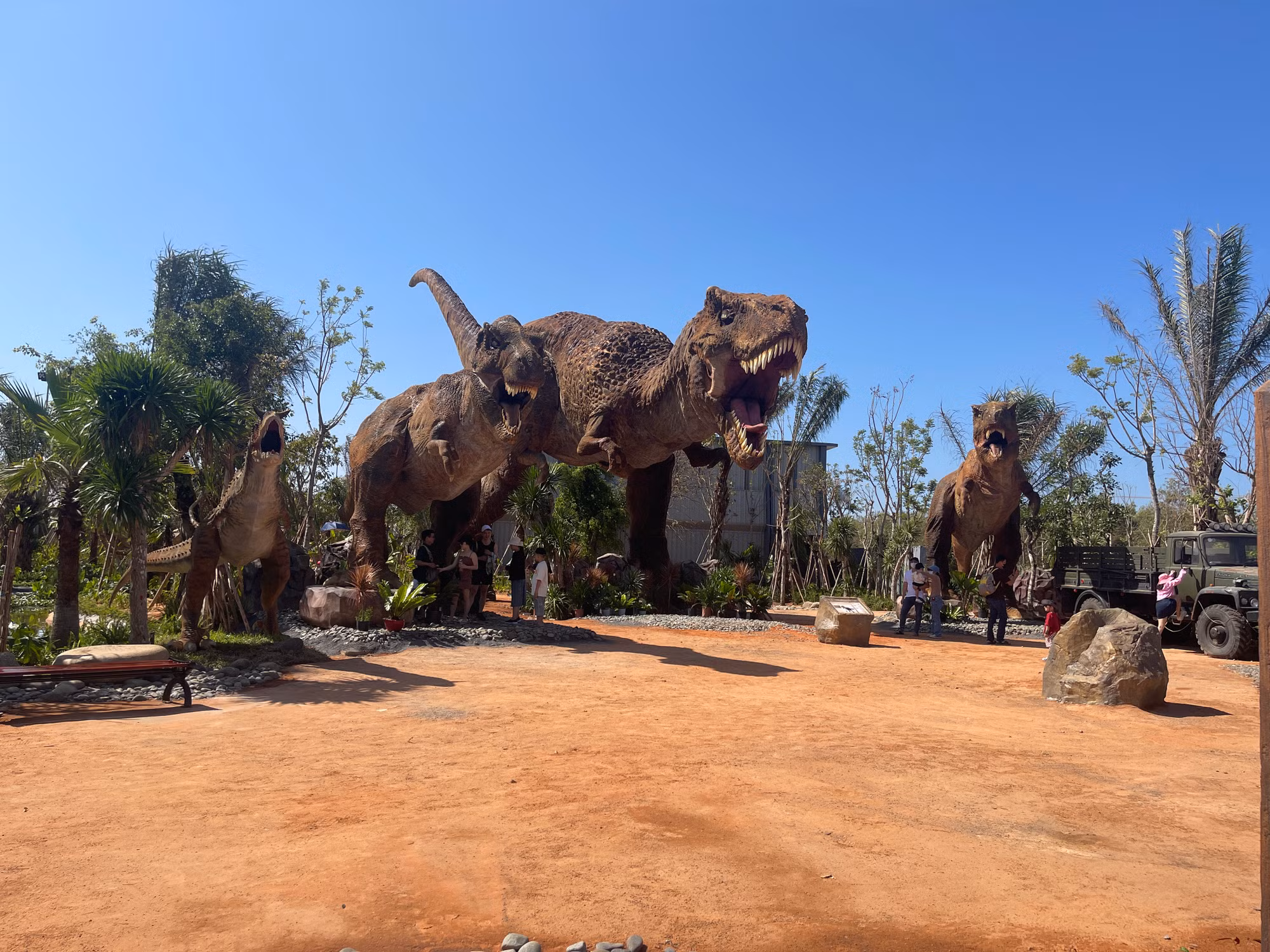 Lãnh địa khủng long Dino Park rộng đến 2,5ha với gần 100 mô hình các loài khủng long. Lãnh địa khủng long Dino Park rộng đến 2,5ha với gần 100 mô hình các loài khủng long.
