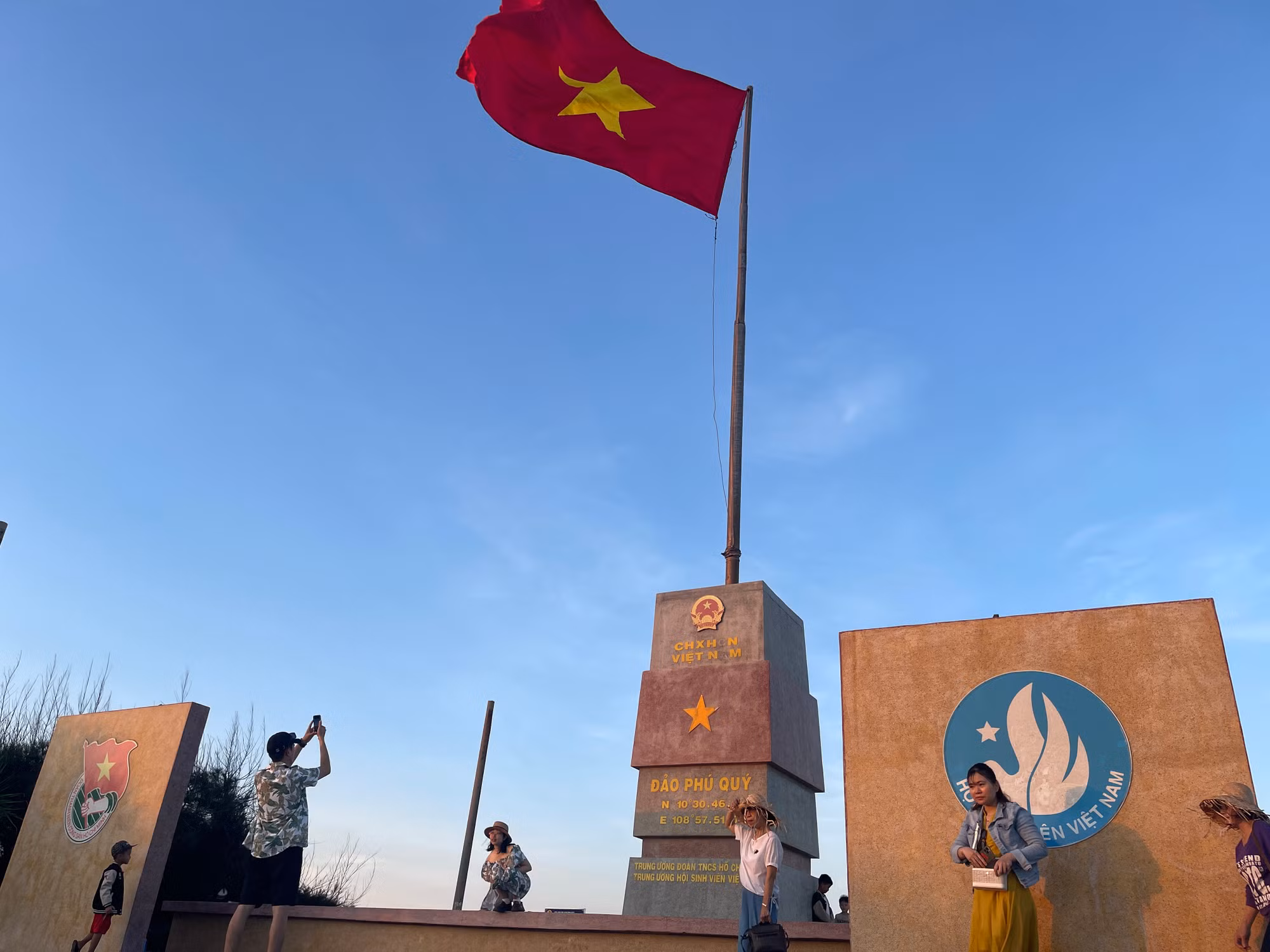 Nhiều khách check-in Cột cờ Phú Quý. Nhiều khách check-in Cột cờ Phú Quý.