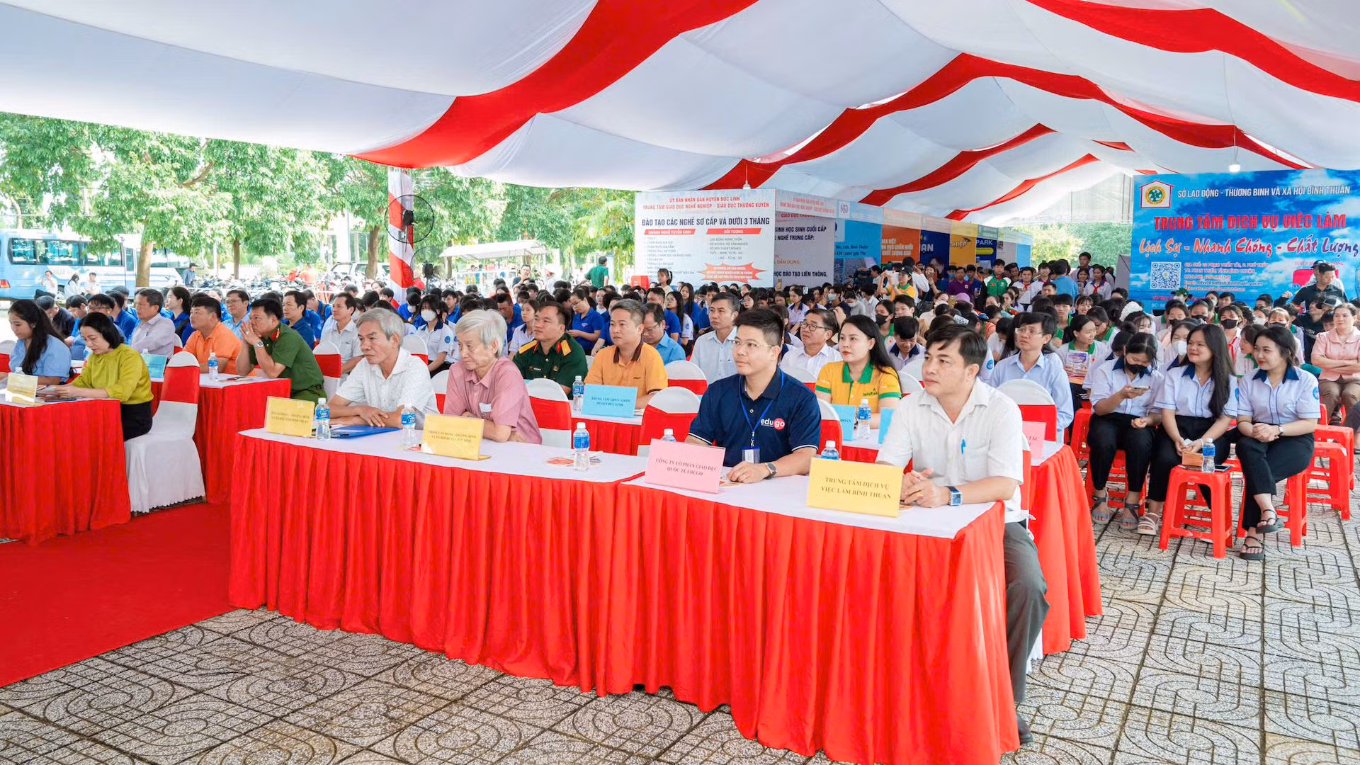 Phiên giao dịch việc làm có nhiều doanh nghiệp tham dự.