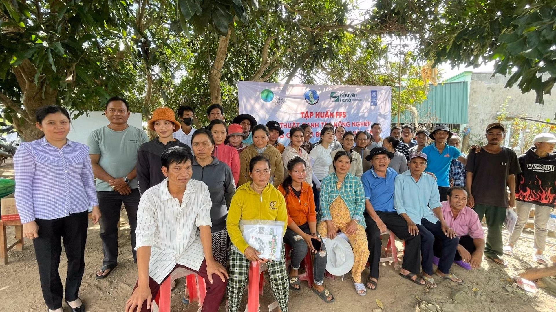 Lớp tuấn huấn thường có nhiều nông dân tham dự. Lớp tuấn huấn thường có nhiều nông dân tham dự.