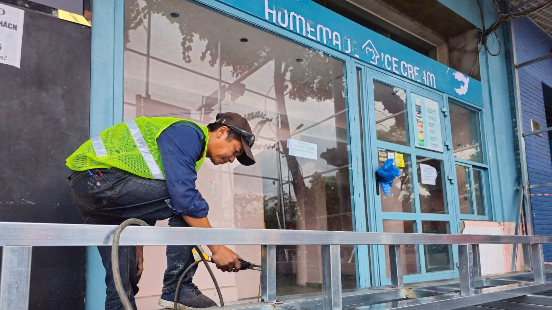 Công nhân gấp rút dựng rào chắn để kịp tiến độ. Công nhân gấp rút dựng rào chắn để kịp tiến độ.