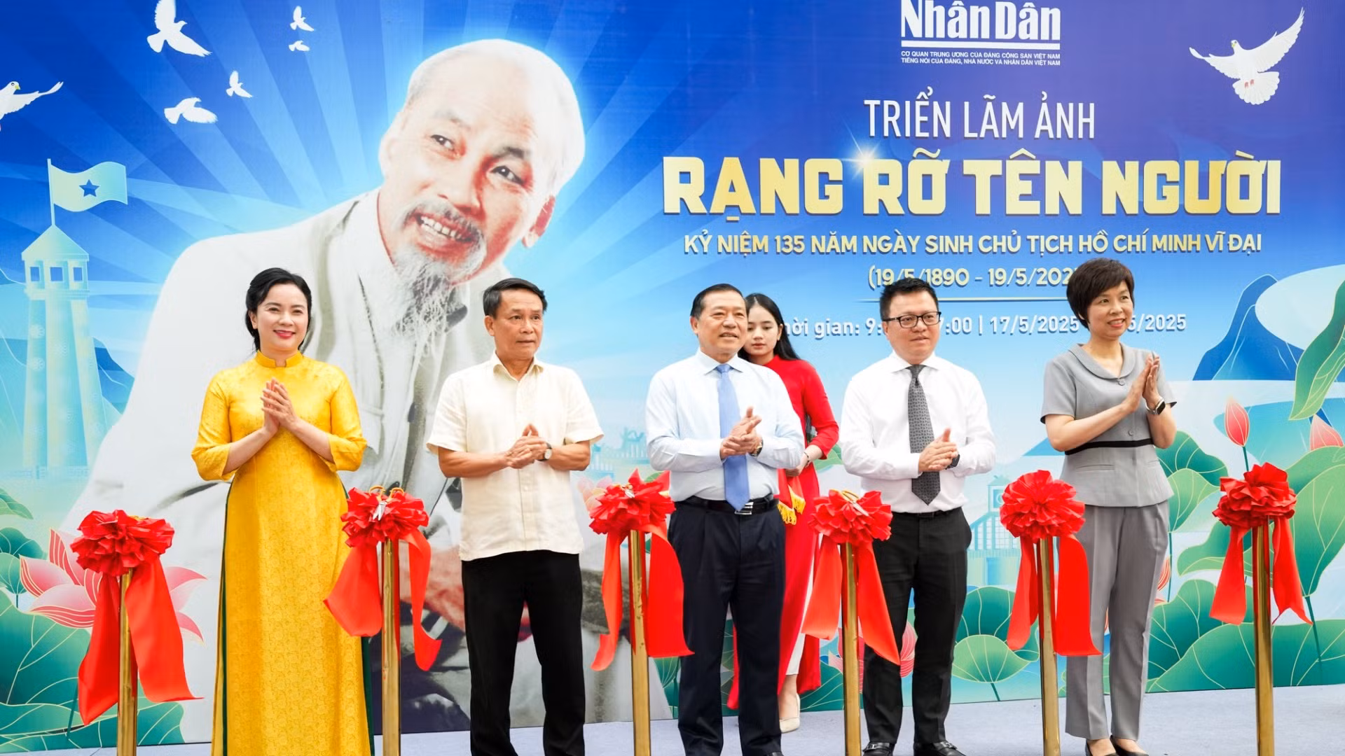 Các đại biểu cắt băng khai mạc triển lãm.