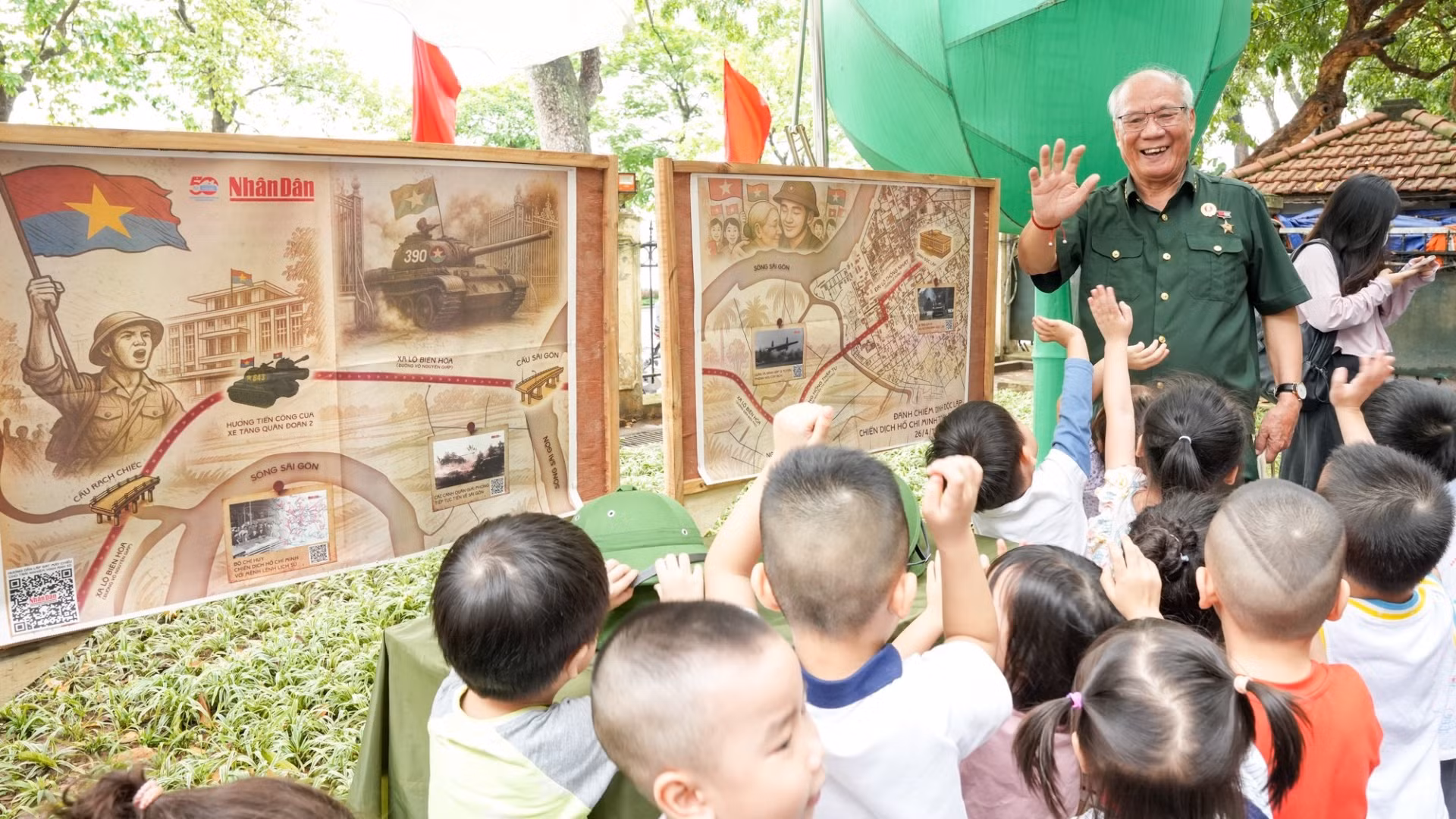 Các bạn nhỏ vui mừng khi được gặp người cựu chiến binh đã trực tiếp tham gia trong các cuộc chiến đấu để giành độc lập cho Tổ quốc.