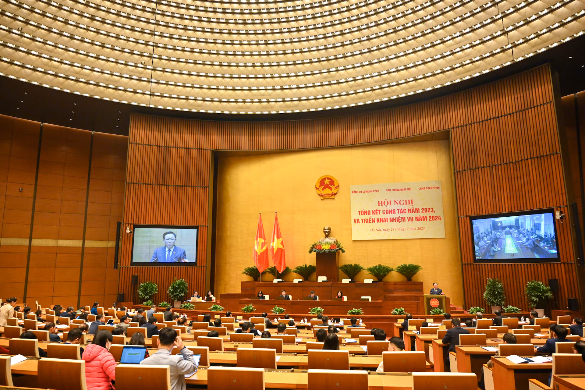 Quang cảnh hội nghị tổng kết công tác năm 2023 và triển khai nhiệm vụ năm 2024 của Văn phòng Quốc hội. Quang cảnh hội nghị tổng kết công tác năm 2023 và triển khai nhiệm vụ năm 2024 của Văn phòng Quốc hội.