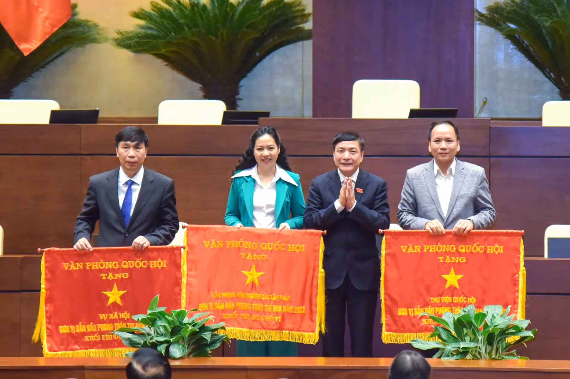Tổng Thư ký, Chủ nhiệm Văn phòng Quốc hội Bùi Văn Cường tặng Cờ thi đua của Văn phòng Quốc hội cho Vụ Xã hội, Thư viện Quốc hội và Văn phòng Viện Nghiên cứu lập pháp. Tổng Thư ký, Chủ nhiệm Văn phòng Quốc hội Bùi Văn Cường tặng Cờ thi đua của Văn phòng Quốc hội cho Vụ Xã hội, Thư viện Quốc hội và Văn phòng Viện Nghiên cứu lập pháp.