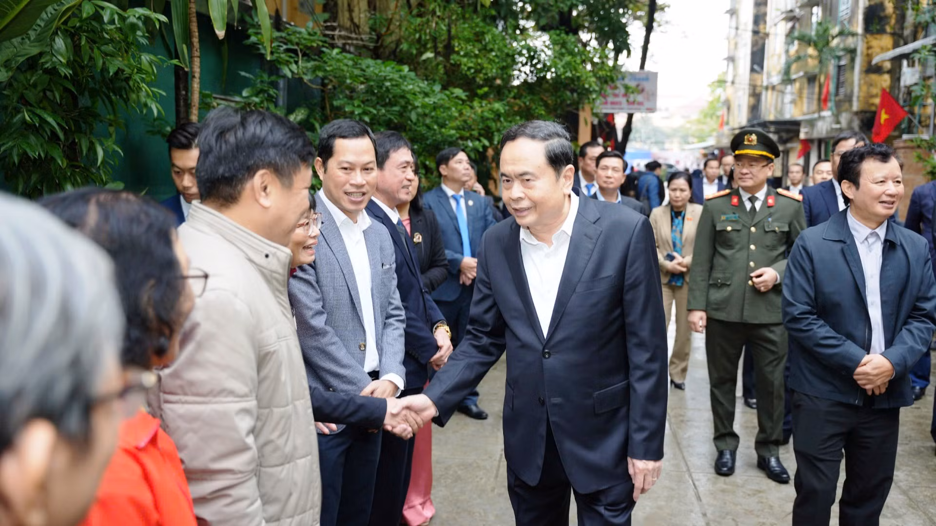 Người dân làng Bàn Môn, xã Lộc An, huyện Phú Lộc (tỉnh Thừa Thiên Huế) - nơi có Khu lưu niệm Nhà văn hóa và thư viện Đại tướng Lê Đức Anh - đón tiếp nồng nhiệt Chủ tịch Quốc hội Trần Thanh Mẫn cùng các thành viên Đoàn công tác.