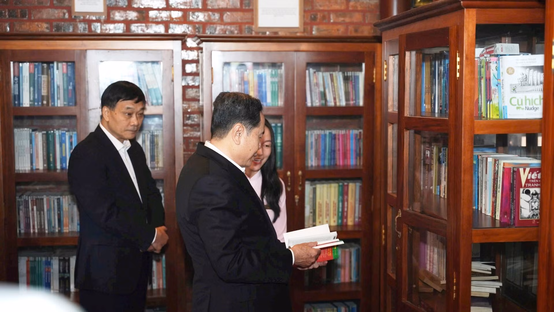 Chủ tịch Quốc hội Trần Thanh Mẫn tham quan Thư viện Đại tướng Lê Đức Anh, một “địa chỉ đỏ” để nhân dân khắp mọi miền đất nước đến dâng hương, tưởng nhớ nguyên Chủ tịch nước, Đại tướng Lê Đức Anh.