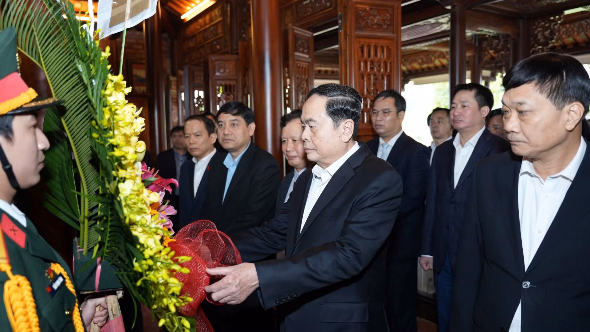 Chủ tịch Quốc hội Trần Thanh Mẫn thành kính dâng hoa tưởng nhớ nguyên Chủ tịch nước, Đại tướng Lê Đức Anh - nhà lãnh đạo có uy tín lớn của Đảng, Nhà nước ta.