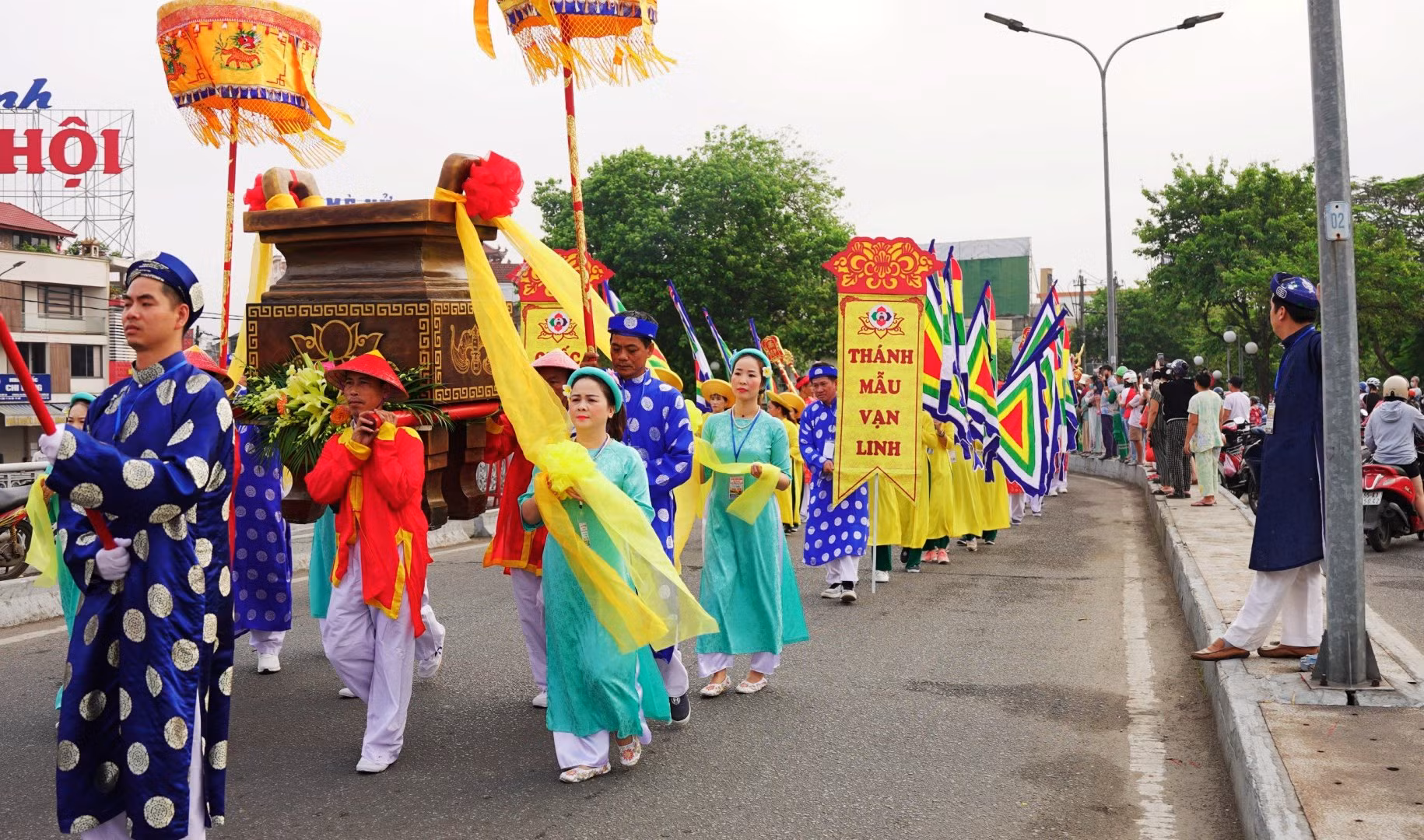 ... qua đó nhằm phô diễn nét độc đáo của những trang phục cổ xưa đầy màu sắc, kết hợp với các hình thức diễn xướng, vũ điệu đặc trưng của tín ngưỡng thờ Mẫu.