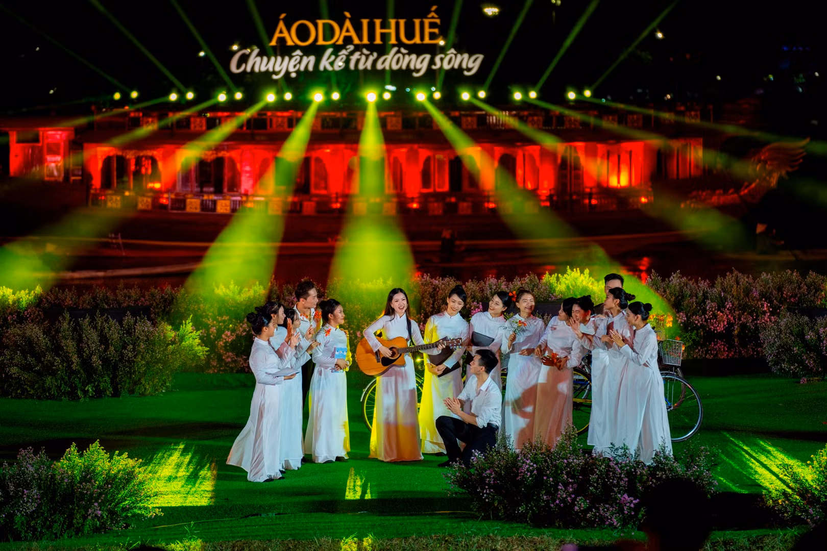 Sân khấu thơ mộng ngoài trời hữu tình kết hợp với ánh sáng hiện đại, đêm trình diễn kết hợp giữa những tà áo dài và sóng nước óng ánh như một bức tranh trữ tình bên dòng Hương Giang thơ mộng.