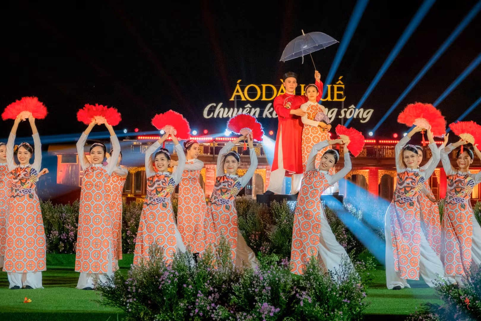 Với thời lượng 80 phút, chương trình gồm 3 chương: “Bản trường ca của đại ngàn”, “Sử thi viết giữa màu cỏ lá xanh biếc” và “Còn non, còn nước, còn dài”.