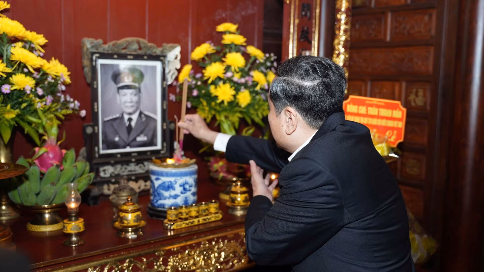 Chủ tịch Quốc hội Trần Thanh Mẫn dâng hương bày tỏ lòng biết ơn sâu sắc đối với những công lao to lớn, đóng góp quan trọng của cố Chủ tịch nước, Đại tướng Lê Đức Anh đối với Đảng, với cách mạng, với sự nghiệp giải phóng dân tộc, xây dựng đất nước và Quân đội nhân dân Việt Nam.
