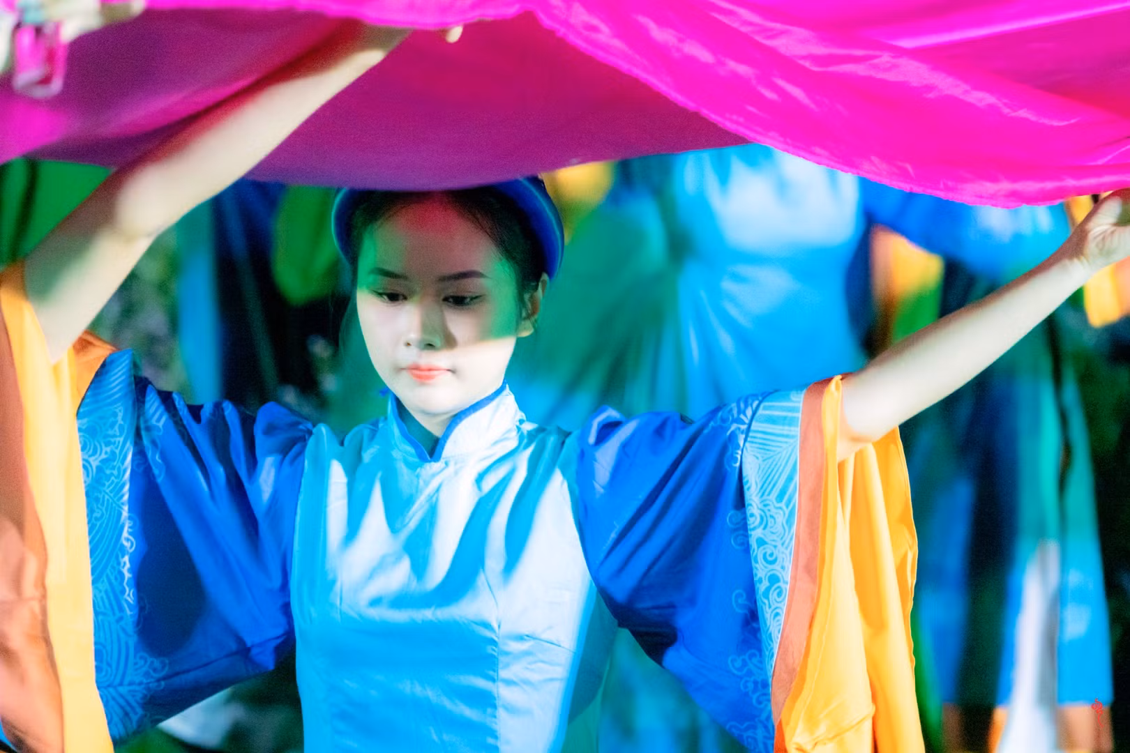 Những họa tiết, màu sắc, những cỏ cây hoa lá cùng với dấu vết thời gian về một dòng sông từ ngàn xưa đến hiện đại đã gom góp lại để tôn vinh áo dài Huế.