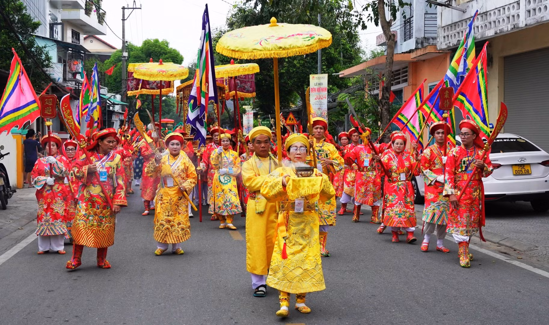 Sau đó, lễ rước đường bộ từ nơi Thánh đường Thiên Tiên Thánh giáo lên khu vực Nghinh Lương Đình với sự tham gia của hàng trăm thanh đồng, đạo hữu rước long kiệu Thánh Mẫu và hòm sắc vua phong, cùng các vật thờ cúng như tán, cờ, quạt…