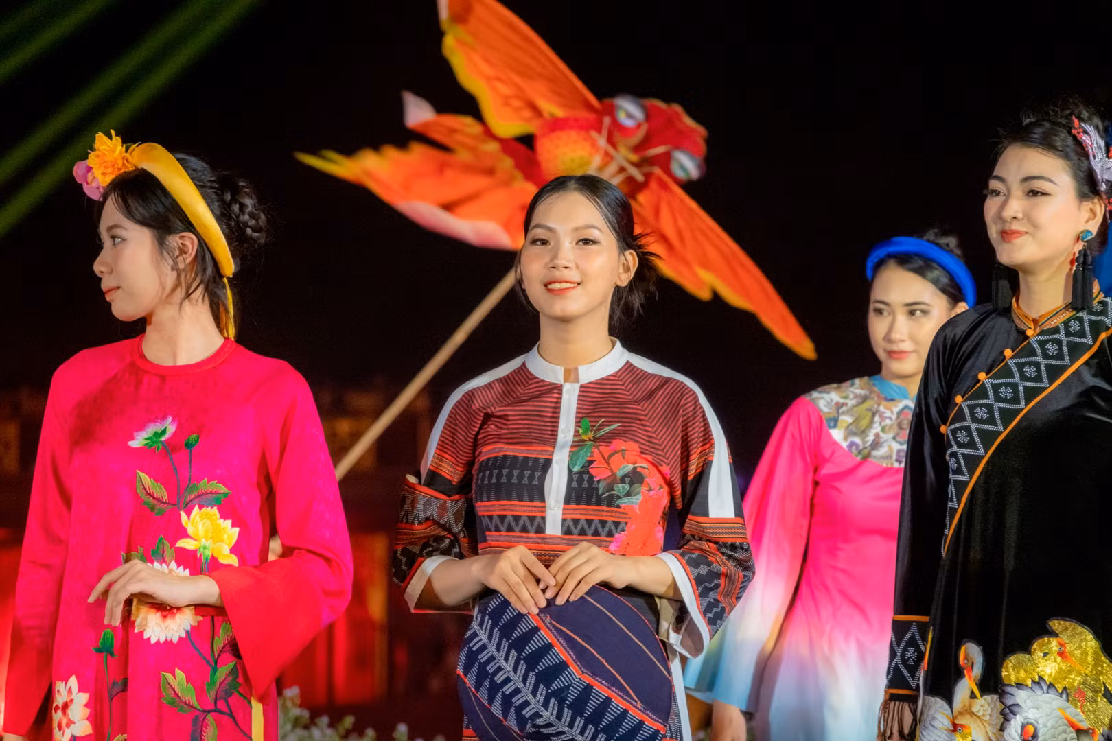 Chính câu chuyện về những cánh diều Huế, hoa giấy Thanh Tiên… trên sân khấu của đêm trình diễn áo dài, được đạo diễn sắp xếp, dàn dựng tiết mục thể hiện… cũng là dòng chảy của áo dài qua các thời kỳ trên đất Huế.