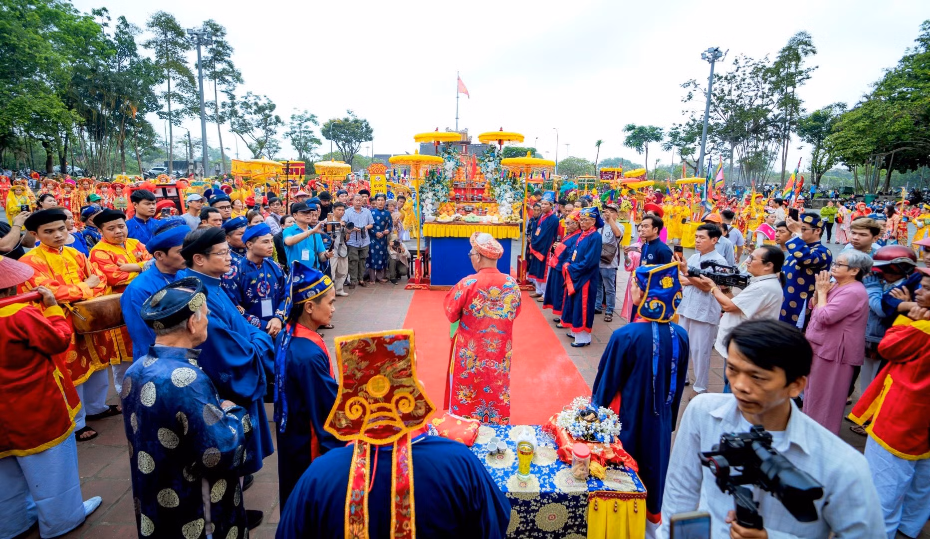 Lễ hội Điện Huệ Nam do Trung tâm Festival Huế phối hợp với Ban Bảo trợ Điện Huệ Nam và các ban, ngành, đơn vị chức năng tổ chức với sự tham dự đông đảo người dân địa phương, du khách.