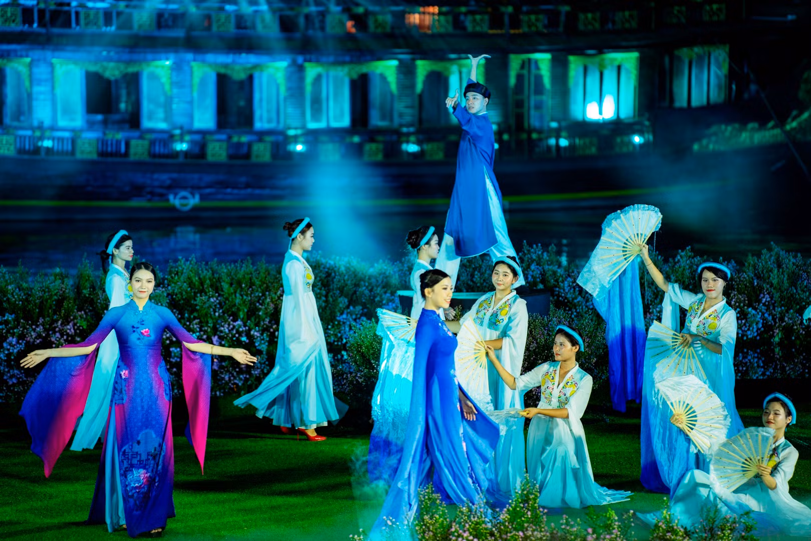 Mỗi phần trình diễn gắn liền với một nền giai điệu da diết của những nghệ sĩ tài hoa viết về Huế như Văn Phụng, Phạm Duy, Hoàng Nguyên, Trịnh Công Sơn, Minh Kỳ… vang lên, tạo cho sân khấu và người xem sự lắng đọng nhưng đong đầy cảm xúc.