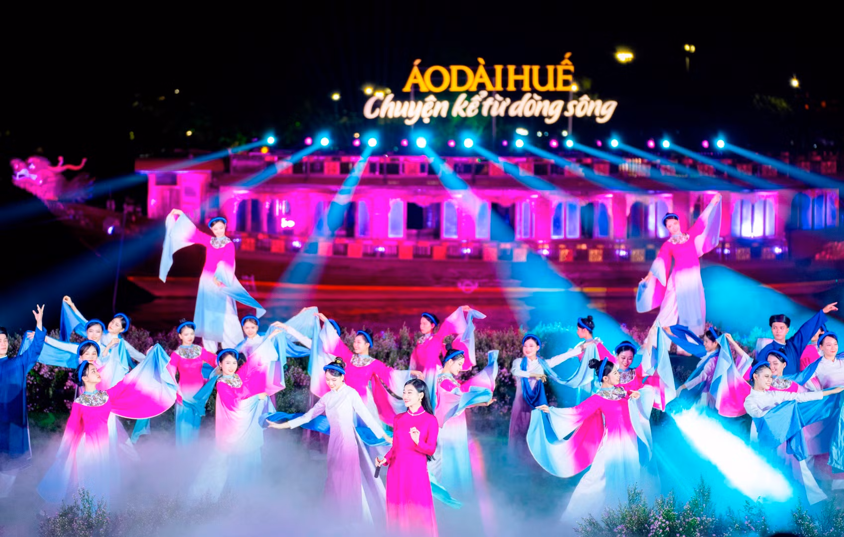Dòng Hương Giang, xứ Huế mang đến những ý tứ, chất liệu để các nhà thiết kế sáng tạo các tà áo dài với những họa tiết, sắc màu, phong cảnh thiên nhiên, những dấu tích lịch sử, nhuốm màu thời gian…