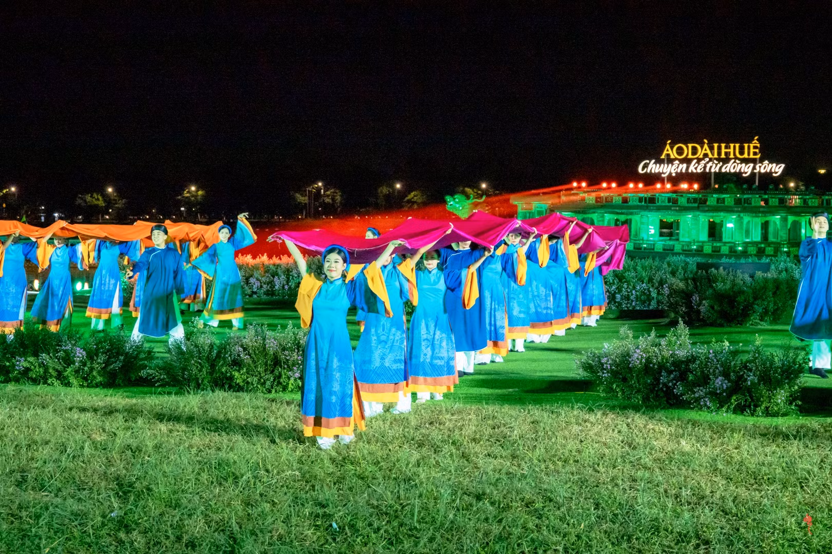 Với nền sân khấu thơ mộng ngoài trời hữu tình kết hợp với ánh sáng hiện đại, đêm diễn kết hợp giữa những tà áo dài và sóng nước óng ánh như một bức tranh trữ tình, hòa quyện lung linh vào nhau.