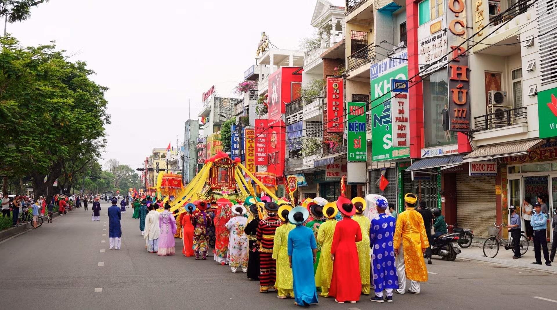 Nét độc đáo của Lễ hội điện Huệ Nam năm nay là lần thứ 2 tái hiện lại lễ rước - cung nghinh Thánh Mẫu bằng đường bộ.