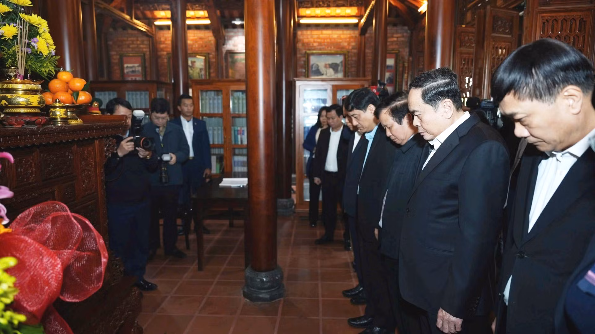 Chủ tịch Quốc hội Trần Thanh Mẫn và các thành viên Đoàn công tác dành phút tưởng niệm Đại tướng Lê Đức Anh - người học trò xuất sắc của Chủ tịch Hồ Chí Minh, tấm gương sáng ngời về phẩm chất đạo đức cách mạng, kiên trung, mẫu mực, luôn tuyệt đối trung thành với Đảng, với Tổ quốc, với Nhân dân, hoàn thành xuất sắc nhiệm vụ mà Đảng, Quân đội và Nhân dân giao phó.