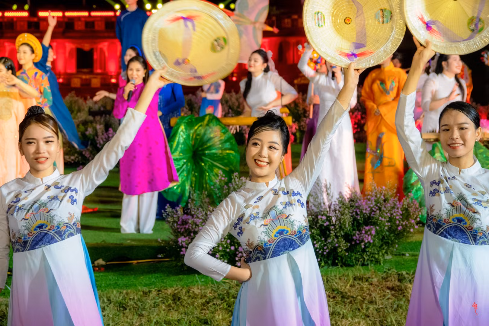Chuyện kể về dòng sông Hương cũng là ý tứ, chất liệu cho các nhà thiết kế sáng tạo các tà áo dài với những họa tiết thể hiện nghệ thuật cùng với tác phẩm âm nhạc của các nhạc sĩ nổi tiếng và sự tham gia của hơn 10 nhà thiết kế.
