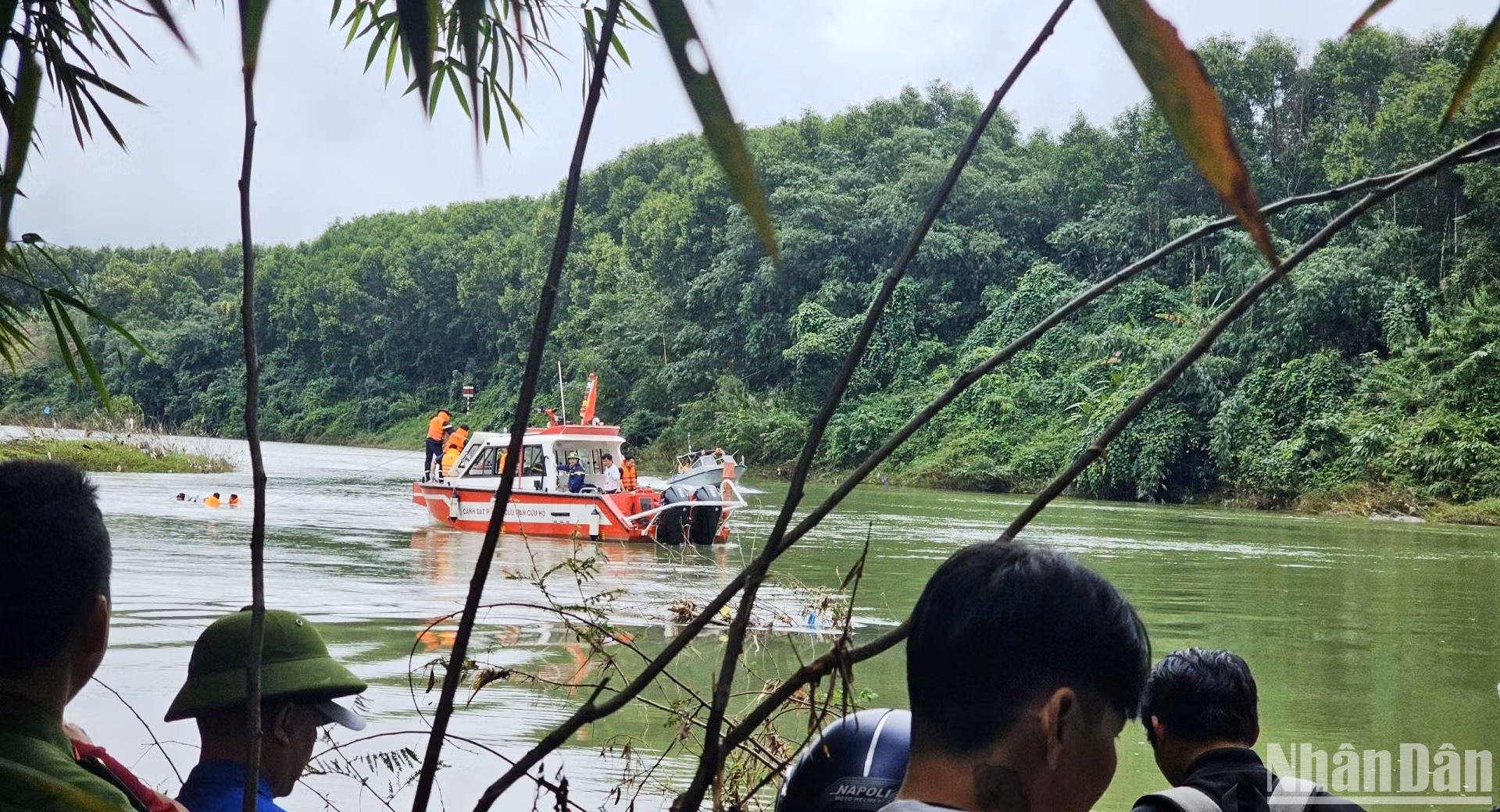 Công tác tìm kiếm các nạn nhân mất tích tại hiện trường đang tiếp tục triển khai.