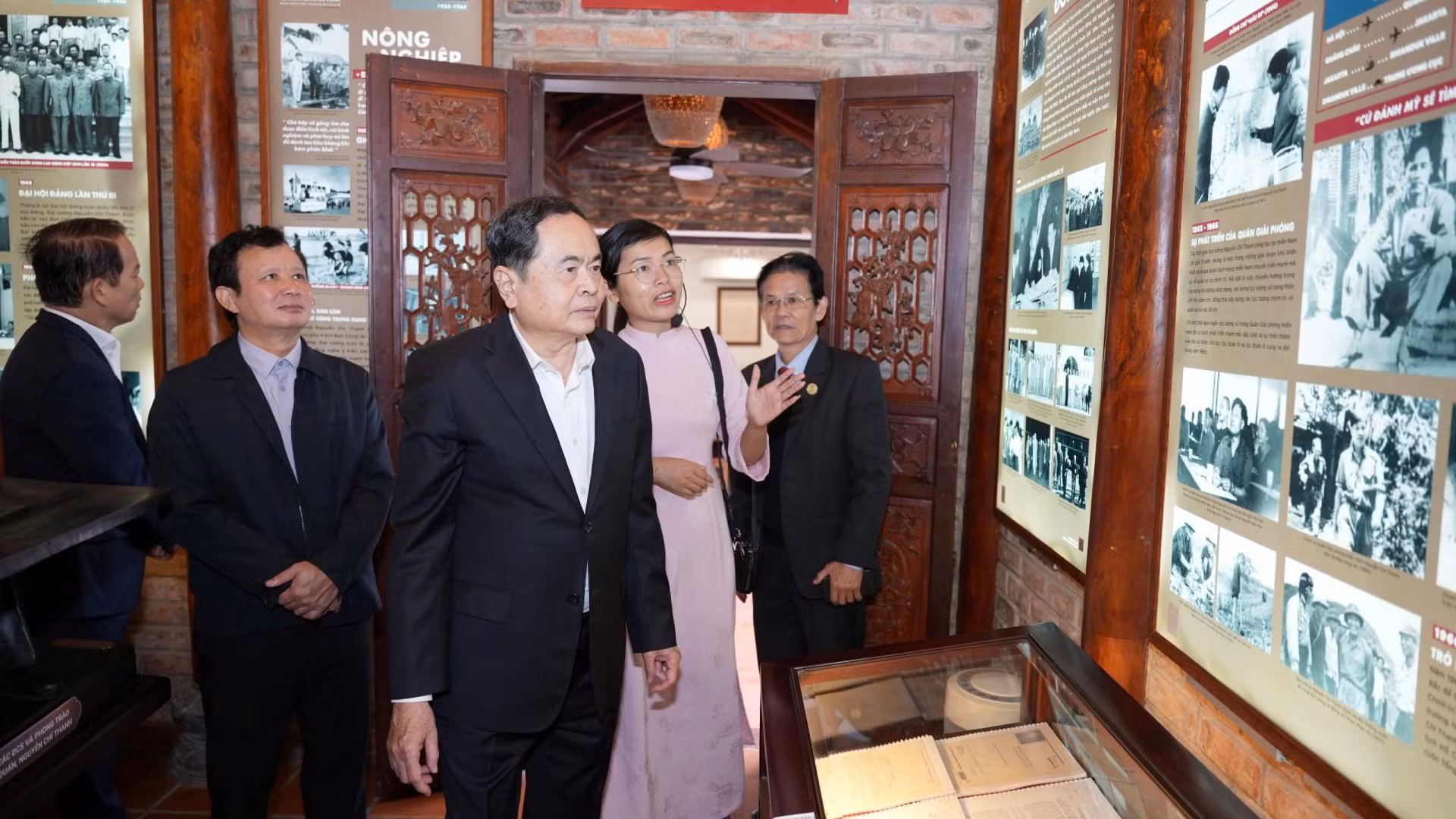 Sau khi dâng hoa và dâng hương, Chủ tịch Quốc hội Trần Thanh Mẫn đã tham quan tại Bảo tàng Nguyễn Chí Thanh - nơi trưng bày nhiều hình ảnh, hiện vật quý giá về cuộc đời hoạt động của Người cộng sản kiên trung, mẫu mực, người học trò xuất sắc của Chủ tịch Hồ Chí Minh, vị tướng tài ba của cách mạng Việt Nam, người con ưu tú của quê hương Thừa Thiên Huế.