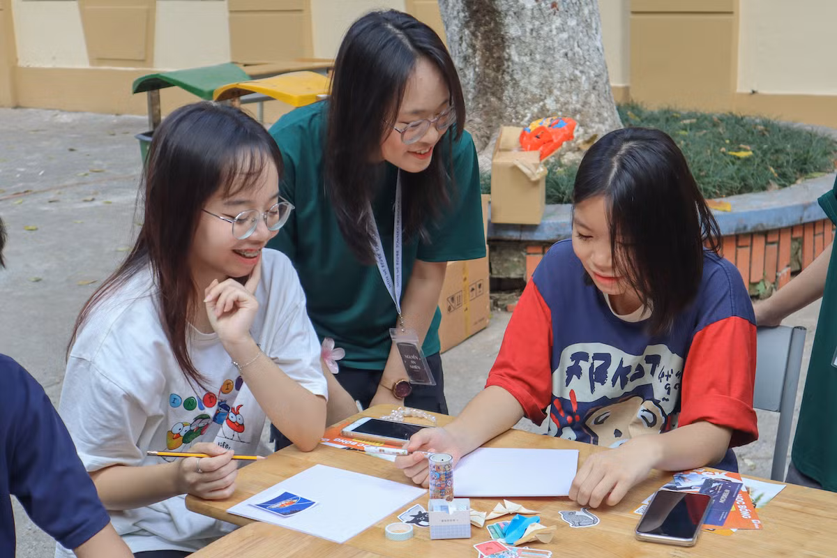 Học sinh tham gia giao lưu, chia sẻ kinh nghiệm học tập 