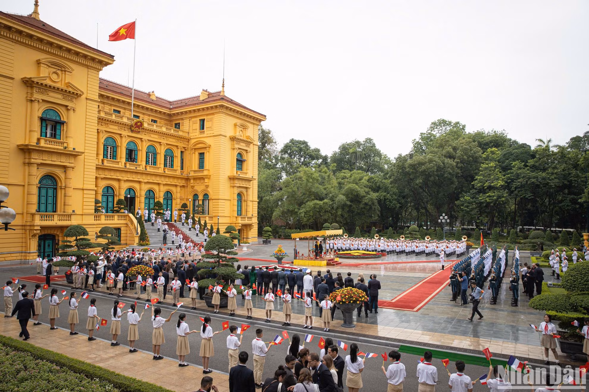 Toàn cảnh lễ đón.