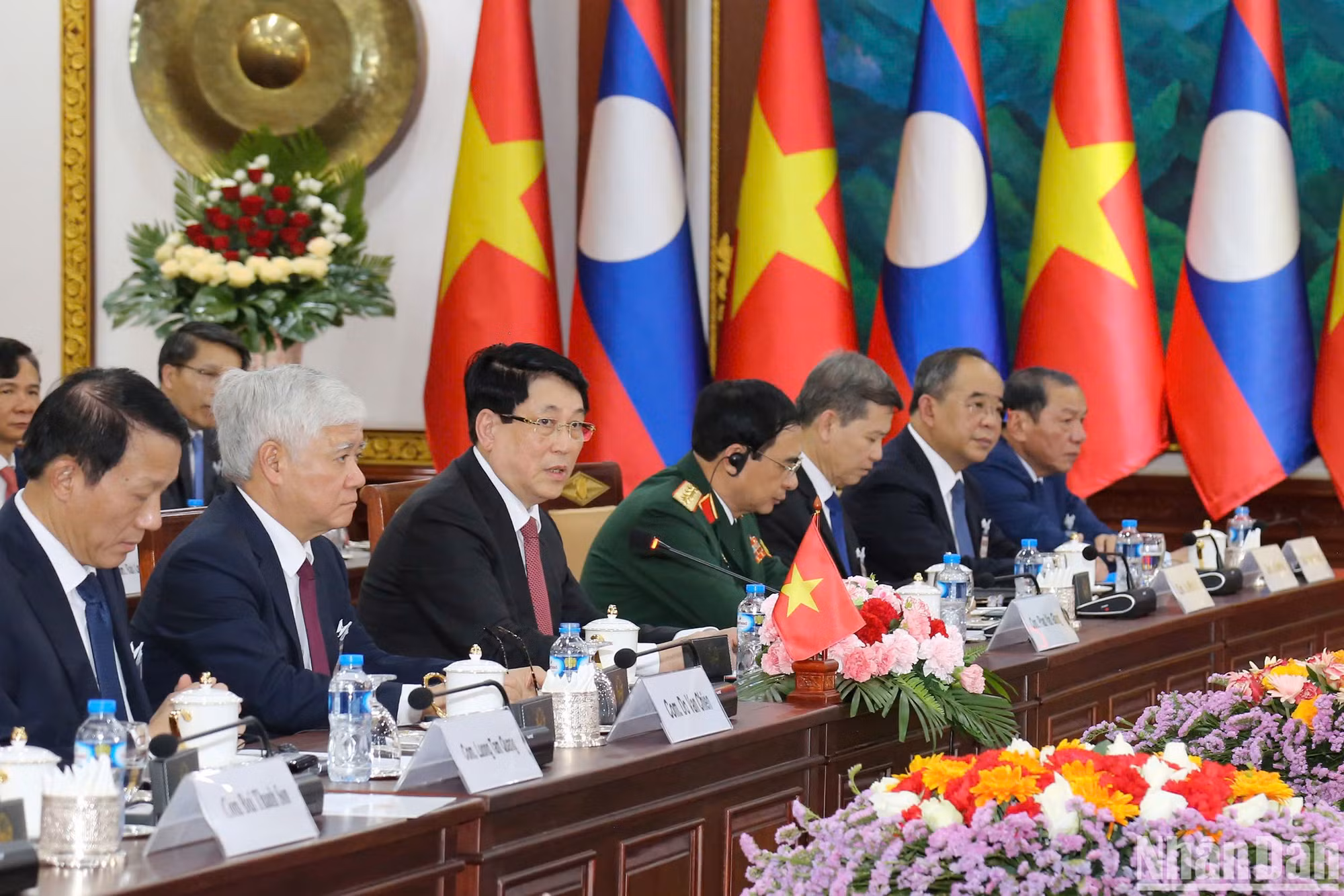 Đoàn đại biểu cấp cao Việt Nam tại hội đàm.
