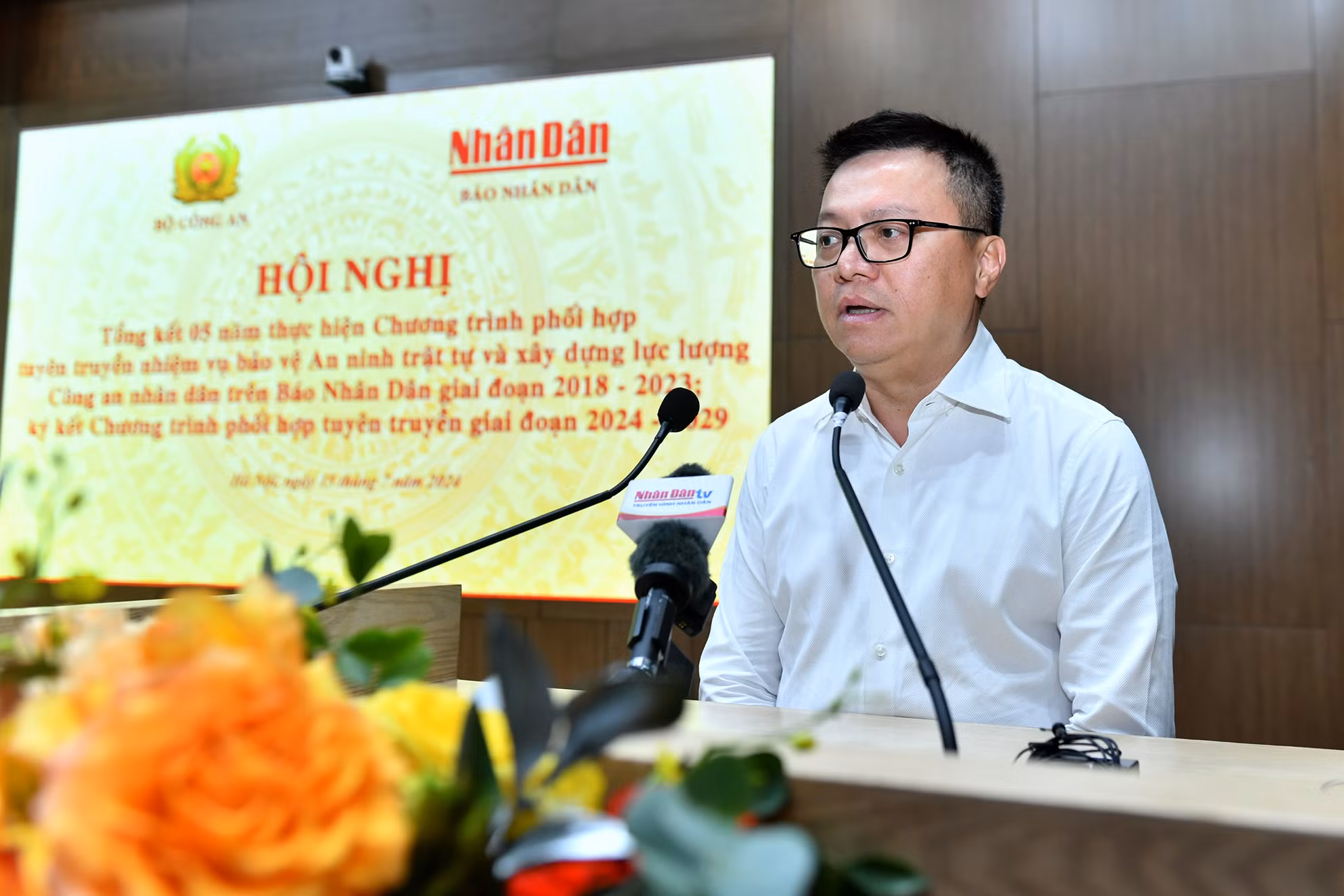 Đồng chí Lê Quốc Minh, Tổng Biên tập Báo Nhân Dân, Phó Trưởng Ban Tuyên giáo Trung ương, Chủ tịch Hội Nhà báo Việt Nam phát biểu tại hội nghị. Đồng chí Lê Quốc Minh, Tổng Biên tập Báo Nhân Dân, Phó Trưởng Ban Tuyên giáo Trung ương, Chủ tịch Hội Nhà báo Việt Nam phát biểu tại hội nghị.