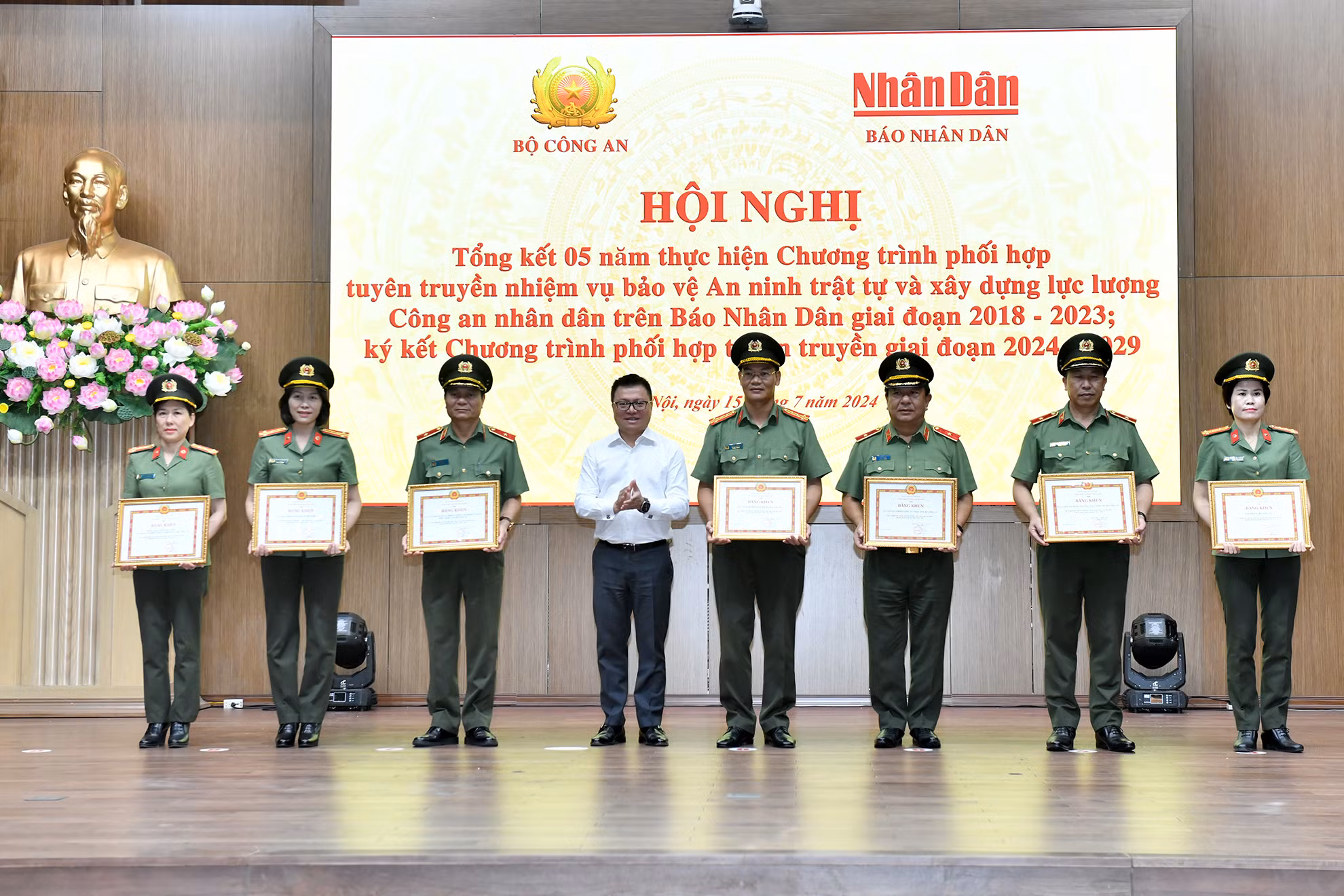 Tổng Biên tập Báo Nhân Dân Lê Quốc Minh trao bằng khen tặng các đơn vị thuộc Bộ Công an. Tổng Biên tập Báo Nhân Dân Lê Quốc Minh trao bằng khen tặng các đơn vị thuộc Bộ Công an.