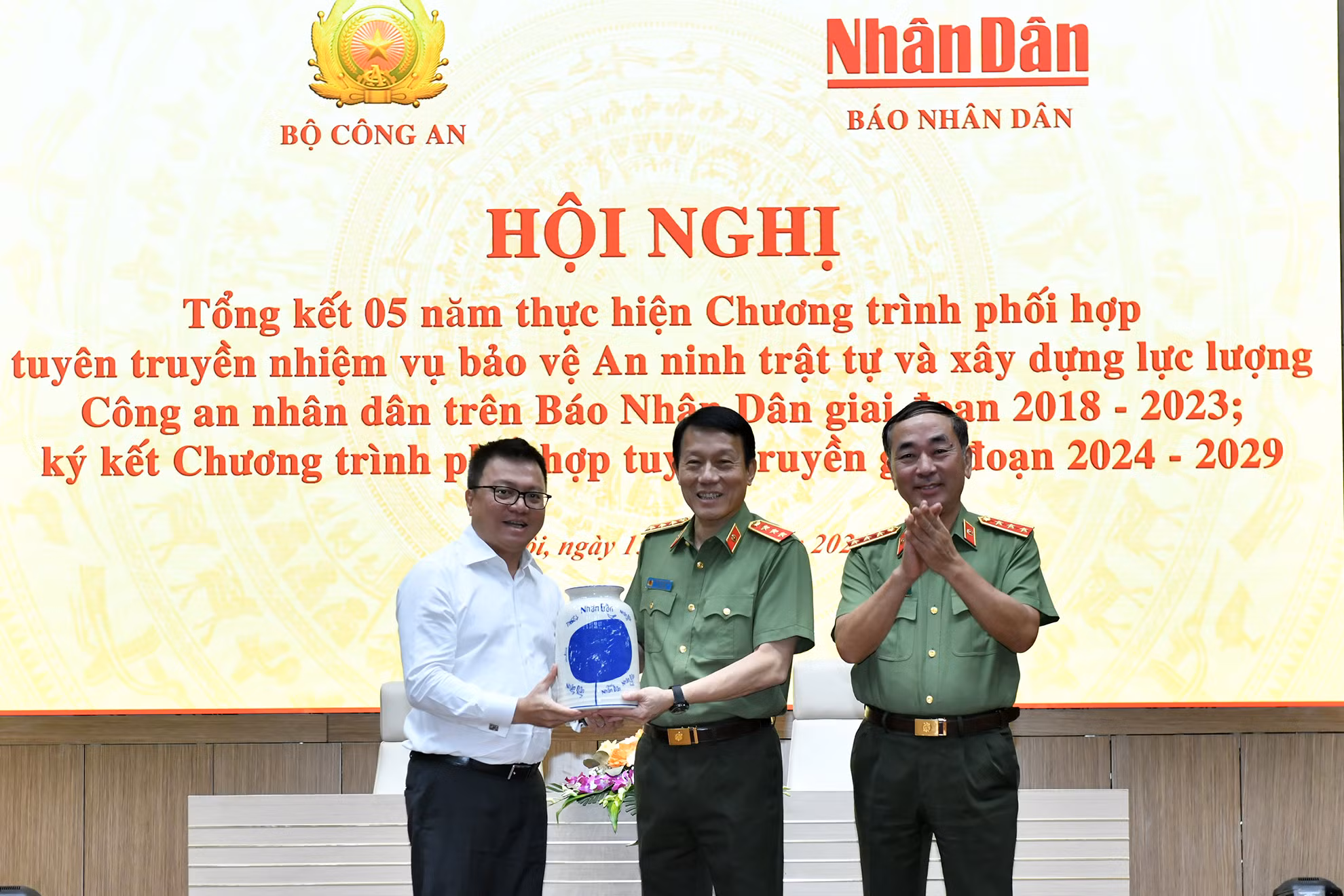 Tổng Biên tập Báo Nhân Dân Lê Quốc Minh trao quà tặng các đồng chí lãnh đạo Bộ Công an. Tổng Biên tập Báo Nhân Dân Lê Quốc Minh trao quà tặng các đồng chí lãnh đạo Bộ Công an.