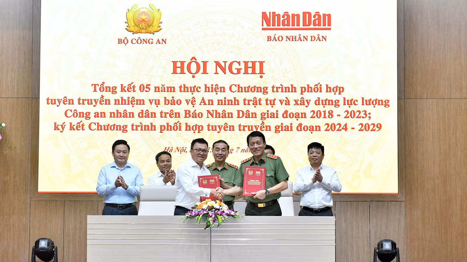 Lễ ký Chương trình phối hợp tuyên truyền nhiệm vụ bảo vệ an ninh trật tự và xây dựng lực lượng Công an nhân dân trên Báo Nhân Dân giai đoạn 2024–2029. 