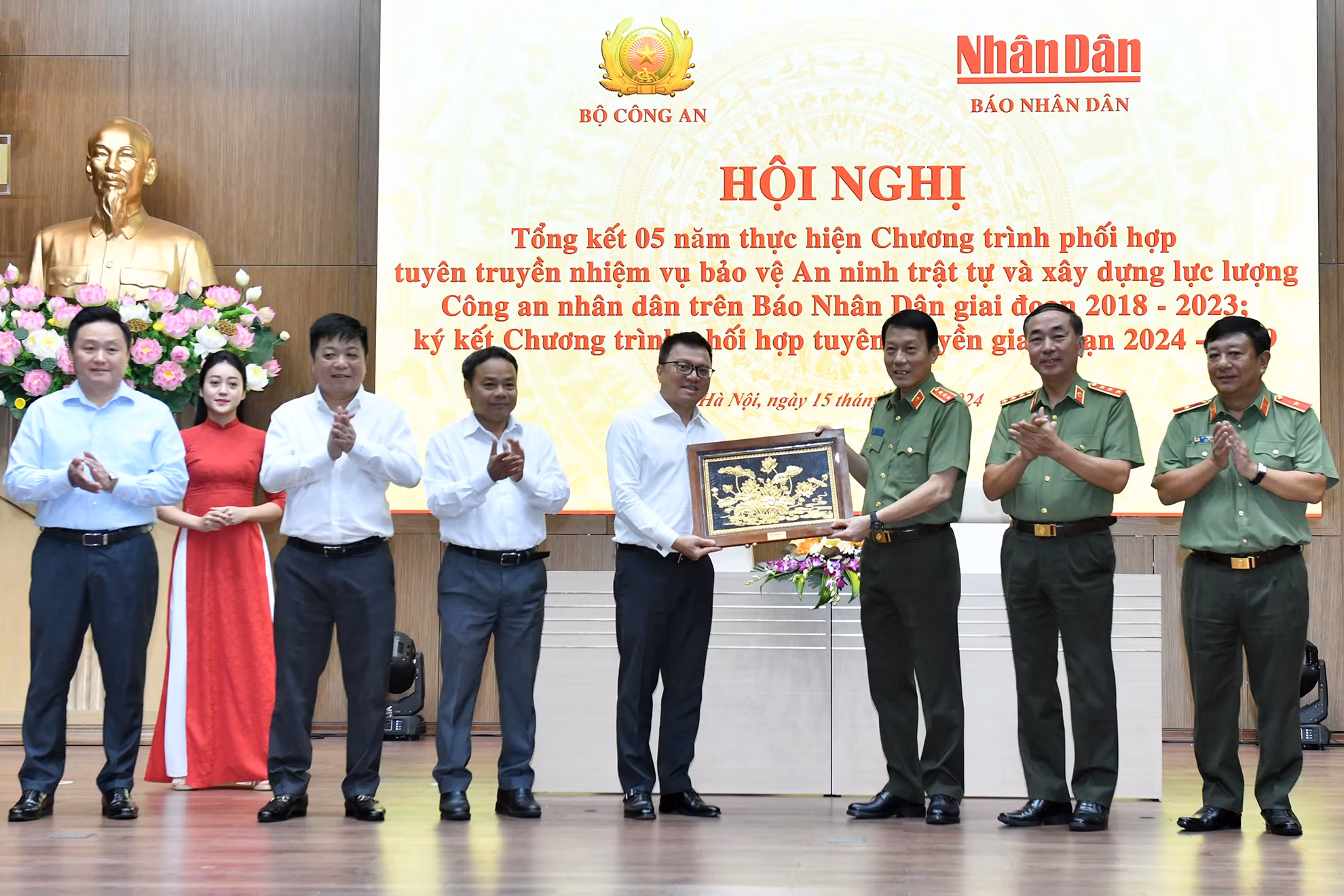 Đồng chí Thượng tướng Lương Tam Quang, Bộ trưởng Công an trao quà tặng Báo Nhân Dân. Đồng chí Thượng tướng Lương Tam Quang, Bộ trưởng Công an trao quà tặng Báo Nhân Dân.