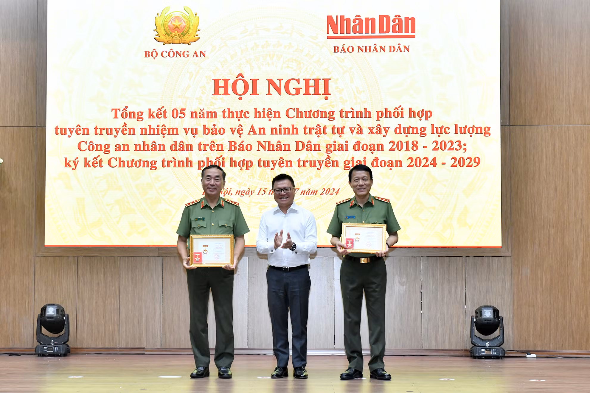 Tổng Biên tập Báo Nhân Dân Lê Quốc Minh trao Kỷ niệm chương "Vì sự nghiệp Báo Nhân Dân" tặng các đồng chí lãnh đạo Bộ Công an. Tổng Biên tập Báo Nhân Dân Lê Quốc Minh trao Kỷ niệm chương "Vì sự nghiệp Báo Nhân Dân" tặng các đồng chí lãnh đạo Bộ Công an.