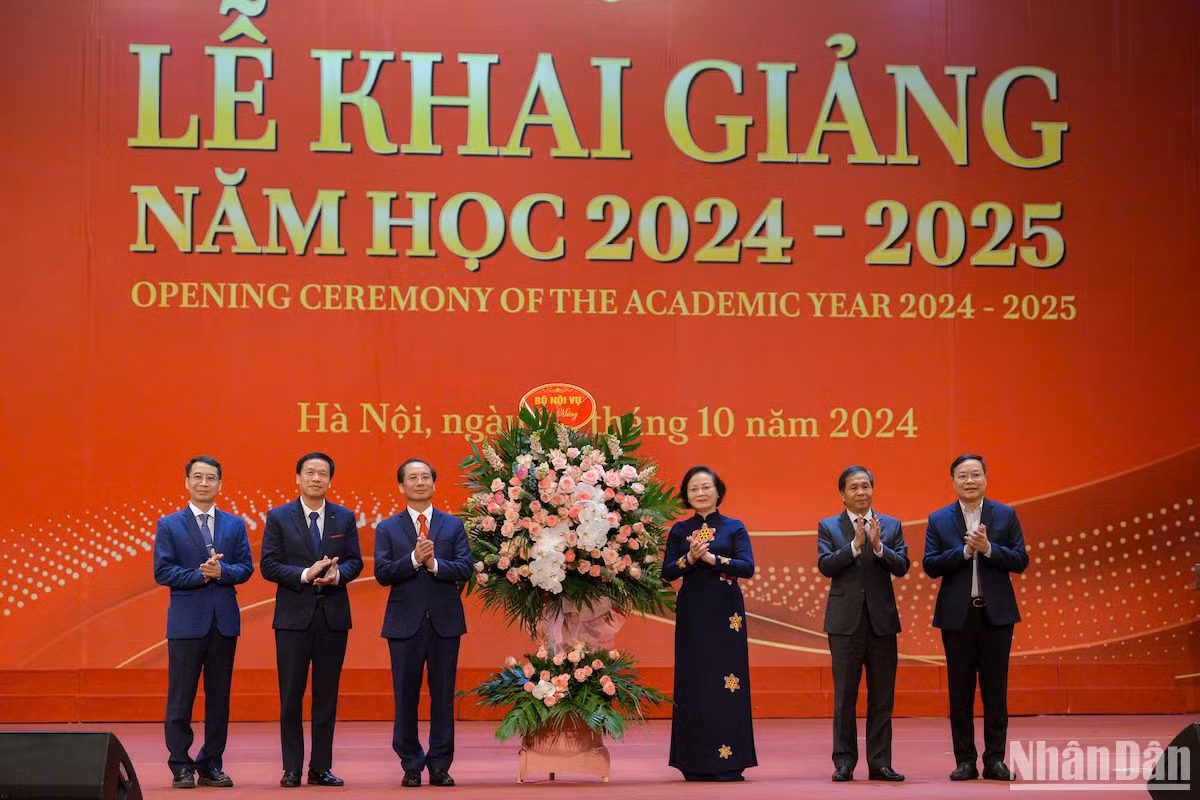 Bộ trưởng Nội vụ Phạm Thị Thanh Trà chúc mừng cán bộ, giảng viên, sinh viên nhà trường Bộ trưởng Nội vụ Phạm Thị Thanh Trà chúc mừng cán bộ, giảng viên, sinh viên nhà trường