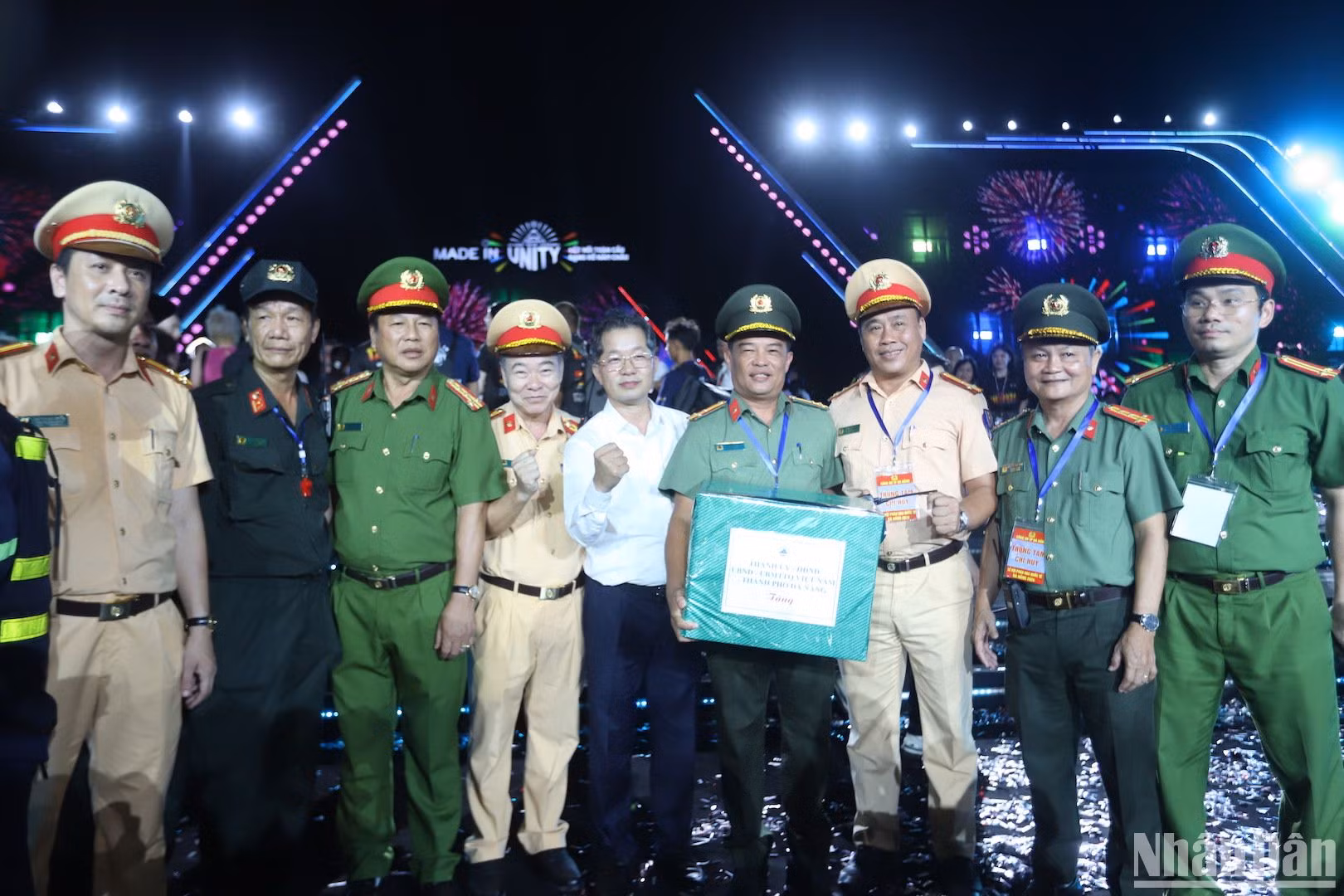Bí thư Thành ủy Đà Nẵng Nguyễn Văn Quảng thăm, động viên lực lượng cán bộ chiến sĩ Công an TP Đà Nẵng hoàn thành xuất sắc nhiệm vụ tại Lễ hội pháo hoa quốc tế Đà Nẵng năm 2024. (Ảnh ANH ĐÀO)