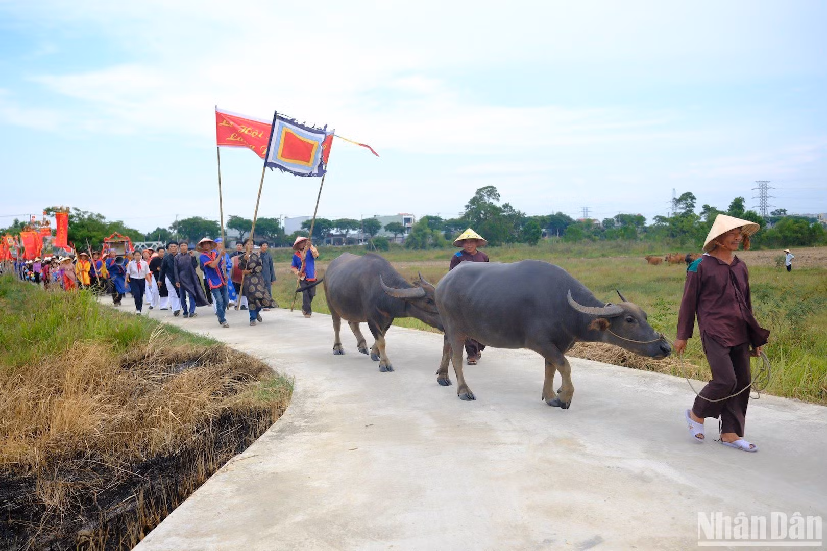Đoàn rước Mục đồng di chuyển về đến cồn Thần và tại đây, nghi lễ rước Thần nông được tổ chức với phần lễ trang trọng, ý nghĩa. (Ảnh: ANH ĐÀO)