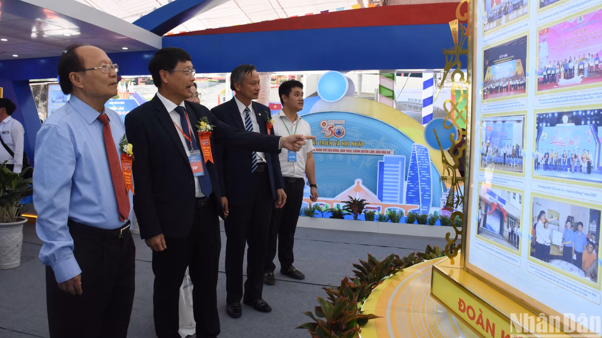 Các đại biểu tham quan khu vực triển lãm xây dựng chính quyền, Mặt trận Tổ quốc và các tổ chức chính trị-xã hội. (Ảnh: ANH ĐÀO)