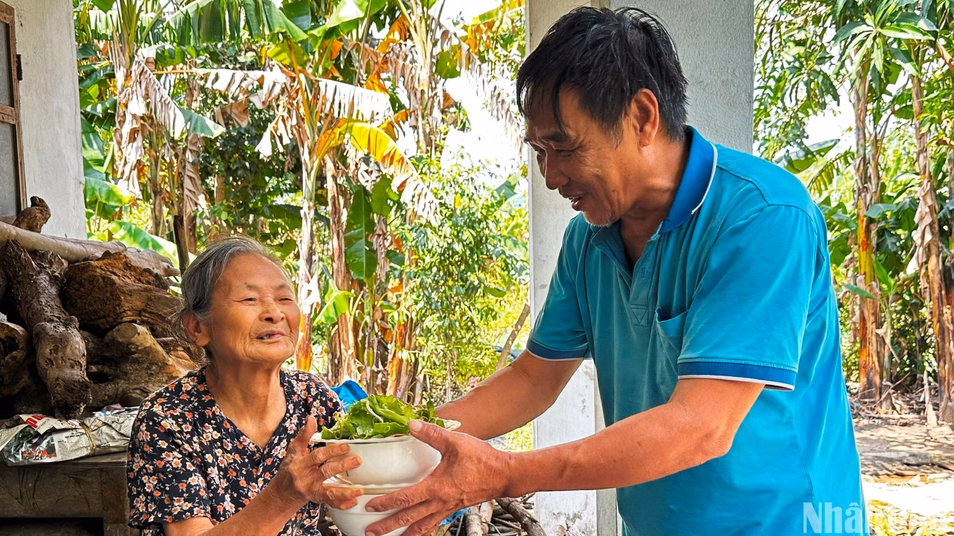 Làng Trung Sơn - nơi thấm đẫm tình làng, nghĩa xóm. Hằng ngày, khi gia đình nấu các món ngon, ông Lê Đức Đề lại bảo vợ chuẩn bị chu đáo, nhiều hơn một chút, để mang sang biếu bà Lê Thị Nhân. Nơi này, lặng yên những nghĩa tình bao bọc, như tình đất, tình người, tình rừng Trung Sơn. (Ảnh: ANH ĐÀO) Làng Trung Sơn - nơi thấm đẫm tình làng, nghĩa xóm. Hằng ngày, khi gia đình nấu các món ngon, ông Lê Đức Đề lại bảo vợ chuẩn bị chu đáo, nhiều hơn một chút, để mang sang biếu bà Lê Thị Nhân. Nơi này, lặng yên những nghĩa tình bao bọc, như tình đất, tình người, tình rừng Trung Sơn. (Ảnh: ANH ĐÀO)